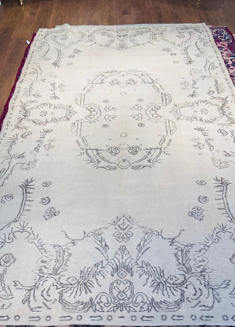 Vintage Isparta Turkish Rug 190x302 cm – Handwoven Wool Large Area Rug – Neutral Floral Carpet