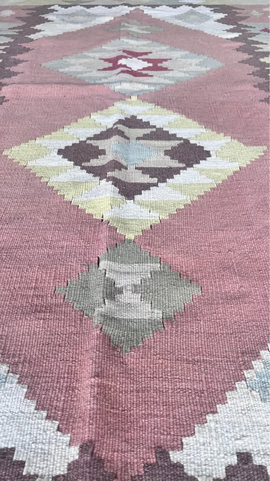 Turkish Kilim – 136 × 214 cm – Handmade Wool Kilim – Blush Pink Anatolian Rug