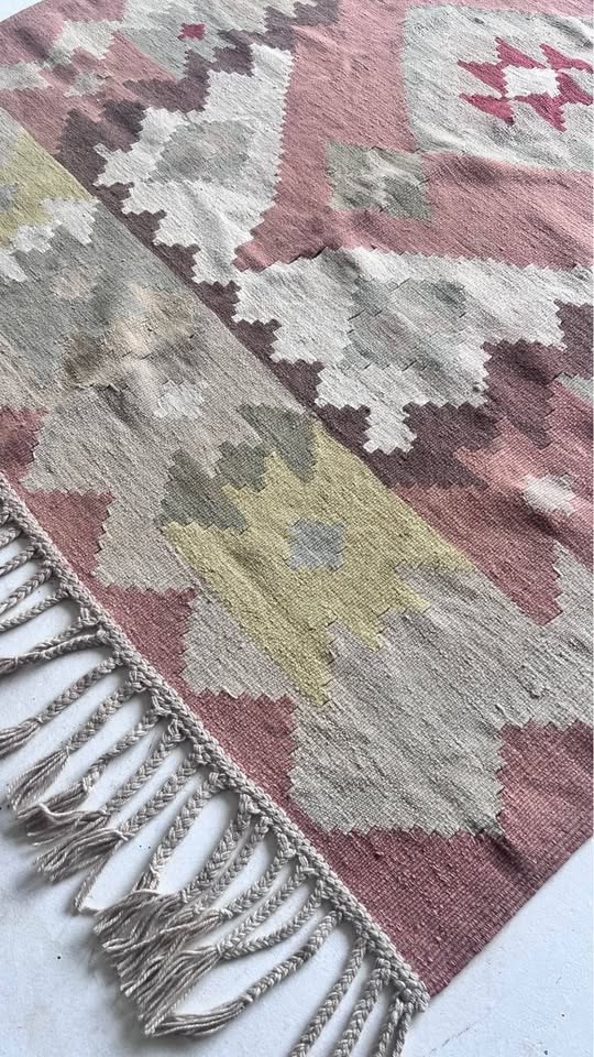 Turkish Kilim – 136 × 214 cm – Handmade Wool Kilim – Blush Pink Anatolian Rug