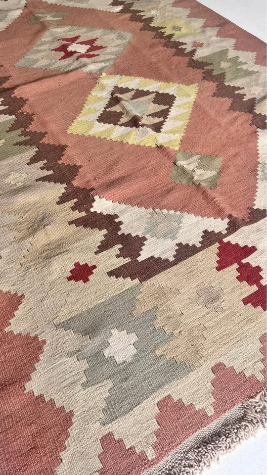 Turkish Kilim – 136 × 214 cm – Handmade Wool Kilim – Blush Pink Anatolian Rug