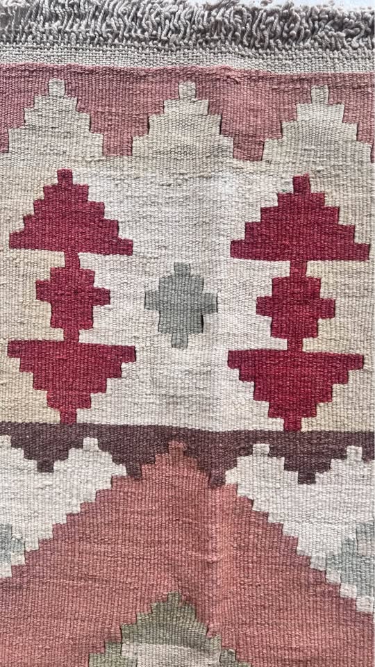 Turkish Kilim – 136 × 214 cm – Handmade Wool Kilim – Blush Pink Anatolian Rug