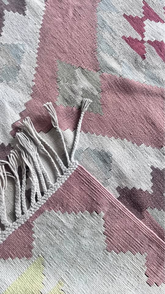 Turkish Kilim – 136 × 214 cm – Handmade Wool Kilim – Blush Pink Anatolian Rug