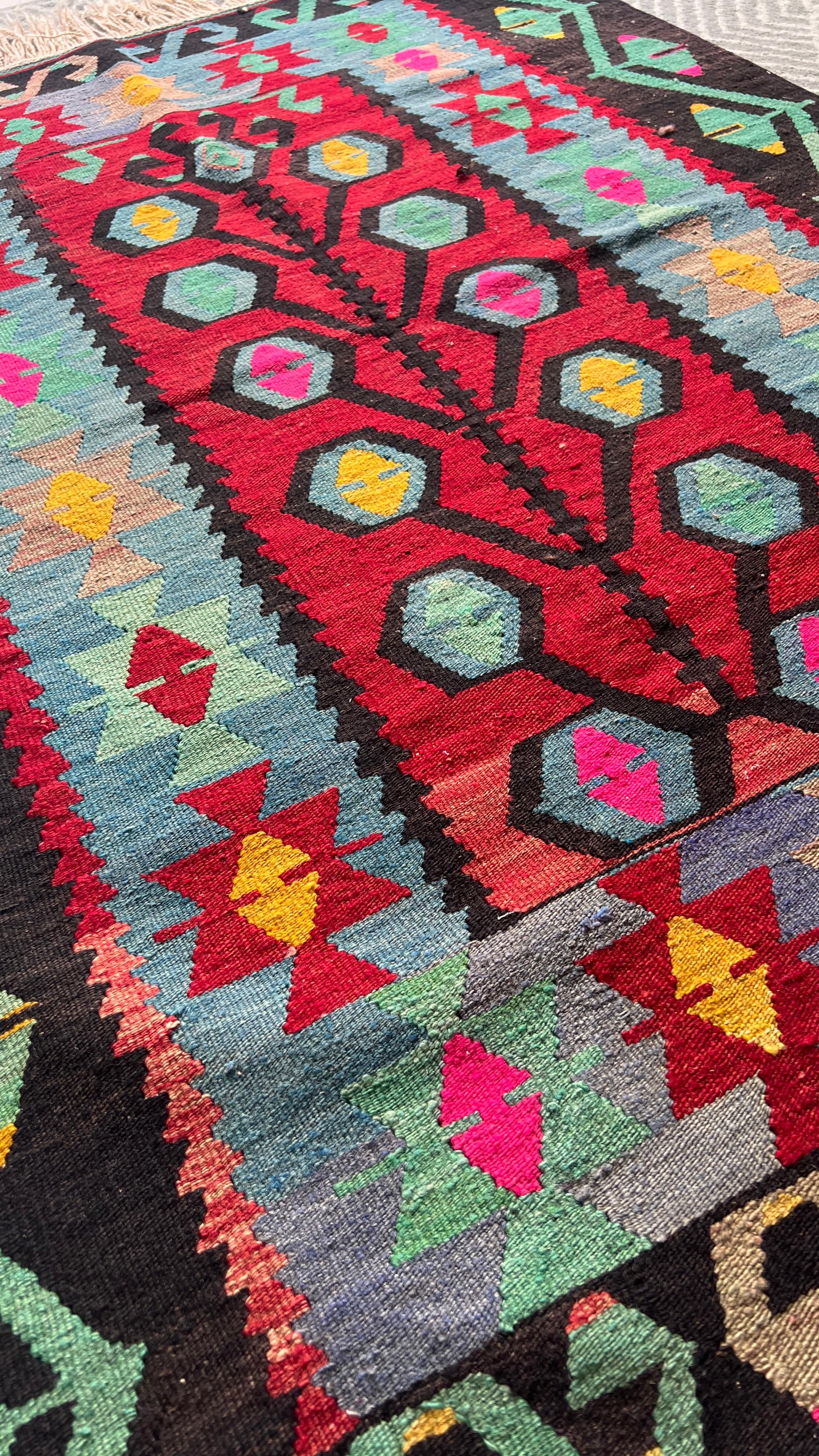 Handwoven Turkish Uşak Kilim – 100 × 140 cm – Colourful Tribal Wool Rug