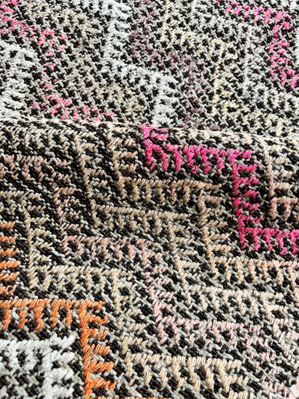 Vintage Manisa Cicim Kilim, Zigzag Pink & Earth, 190 × 337 cm – detail view 1
