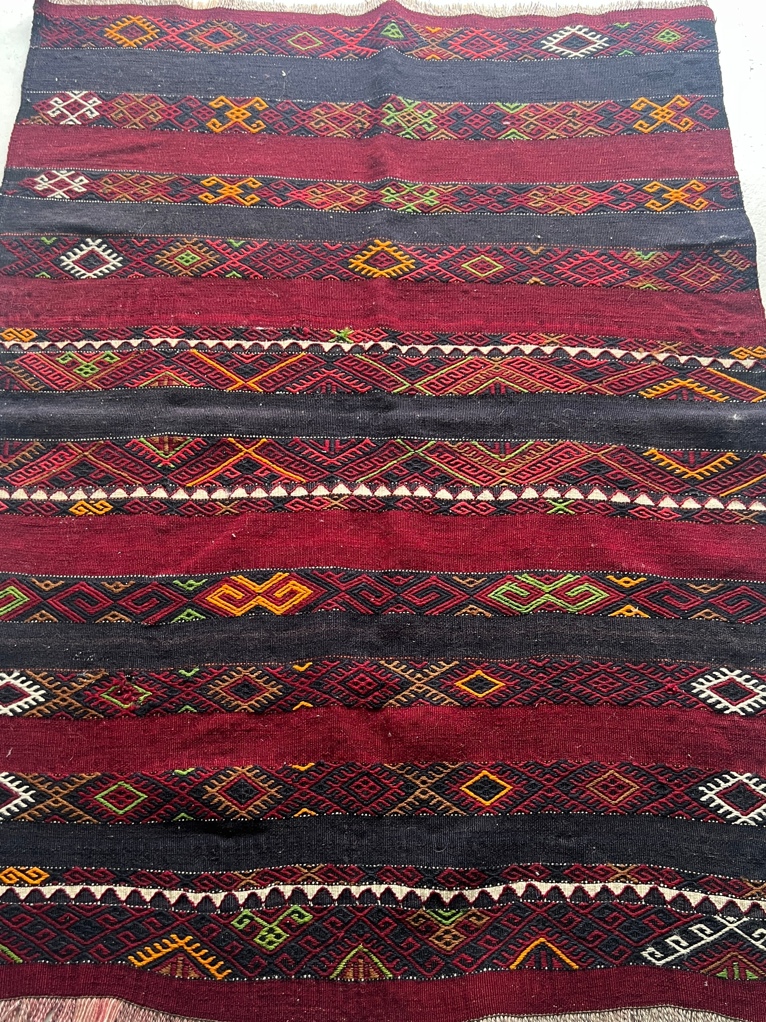 Vintage Turkish Kilim – 109 × 138 cm – Handmade Wool – Tribal Bohemian Accent Rug