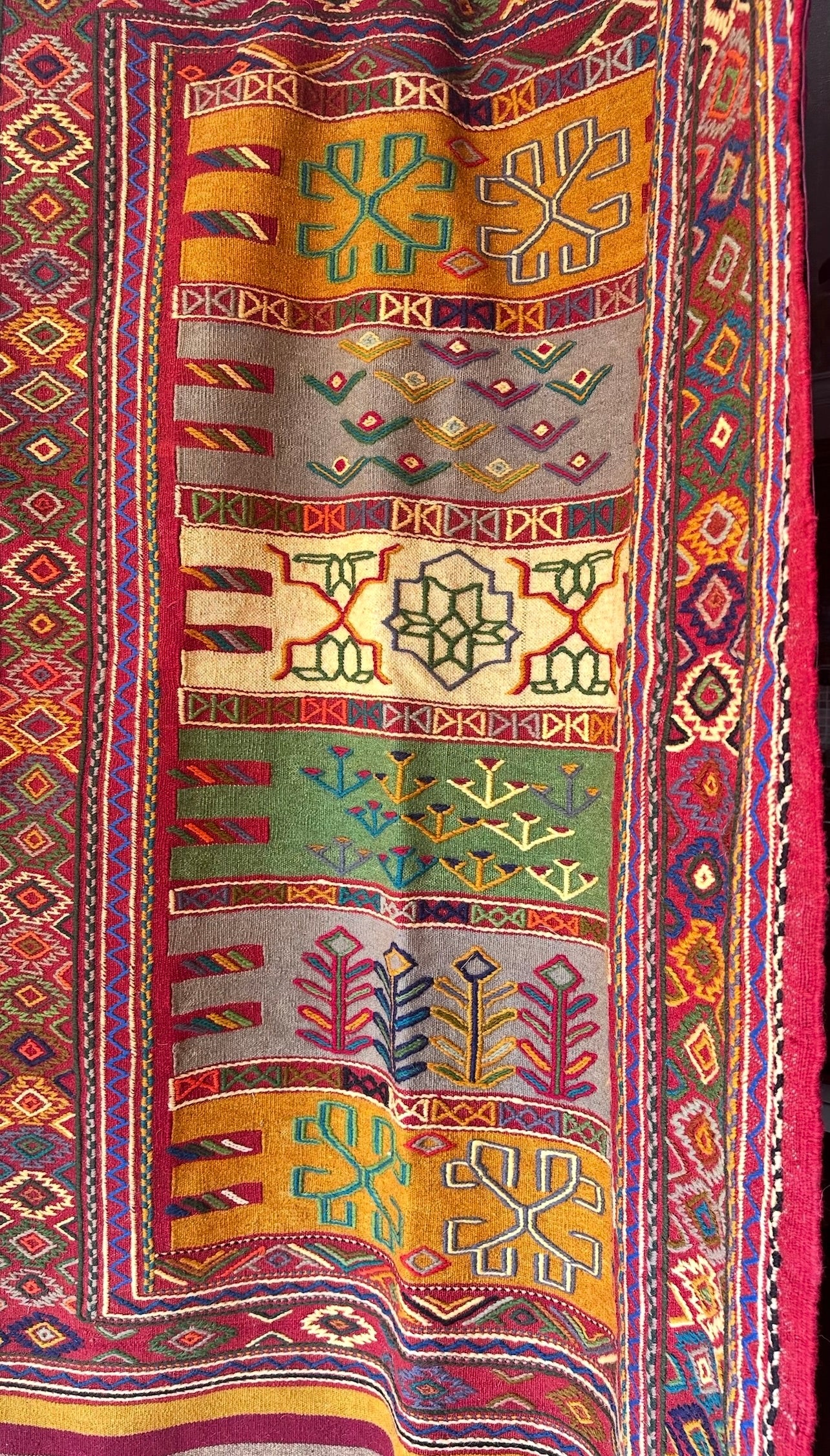 Embossed Anatolian Kilim – 136×205 cm | Handwoven Wool Tribal Carpet