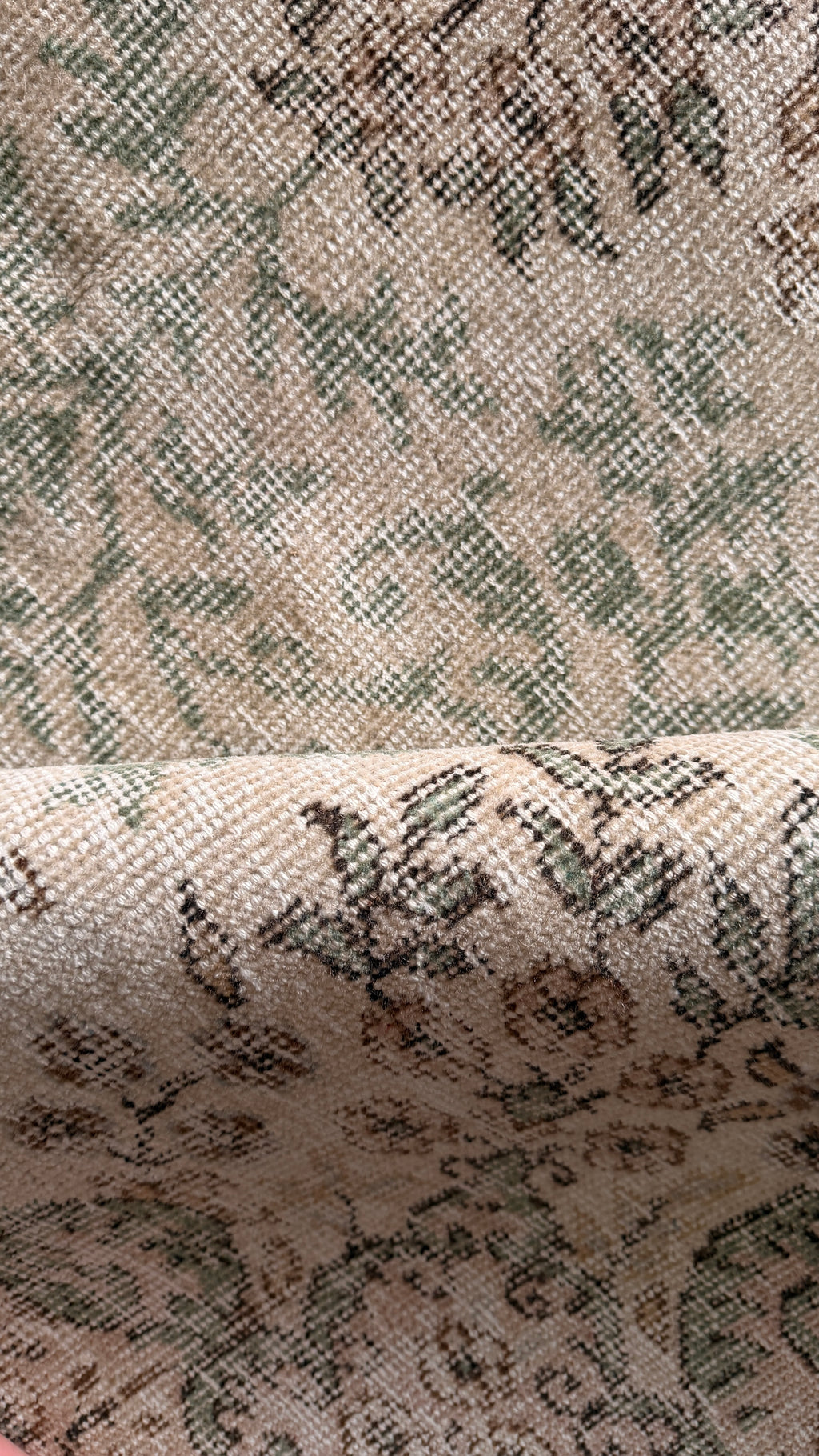 Handwoven Wool Rug – 163x259 cm – Vintage Look Medallion – Neutral Ivory Sage Green Carpet