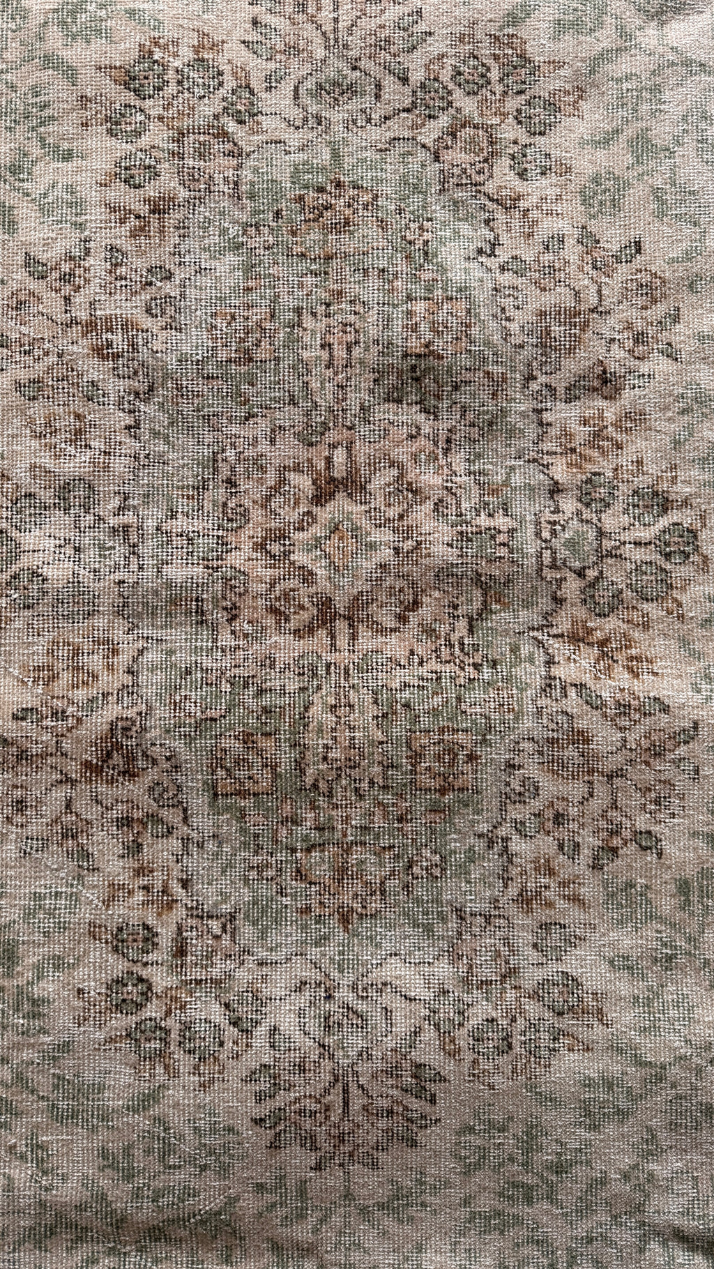 Handwoven Wool Rug – 163x259 cm – Vintage Look Medallion – Neutral Ivory Sage Green Carpet