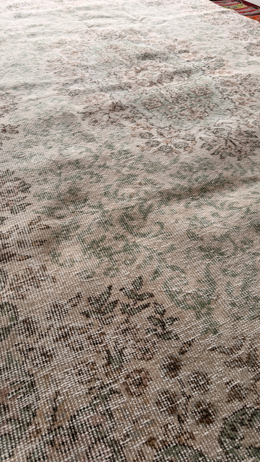 Handwoven Wool Rug – 163x259 cm – Vintage Look Medallion – Neutral Ivory Sage Green Carpet