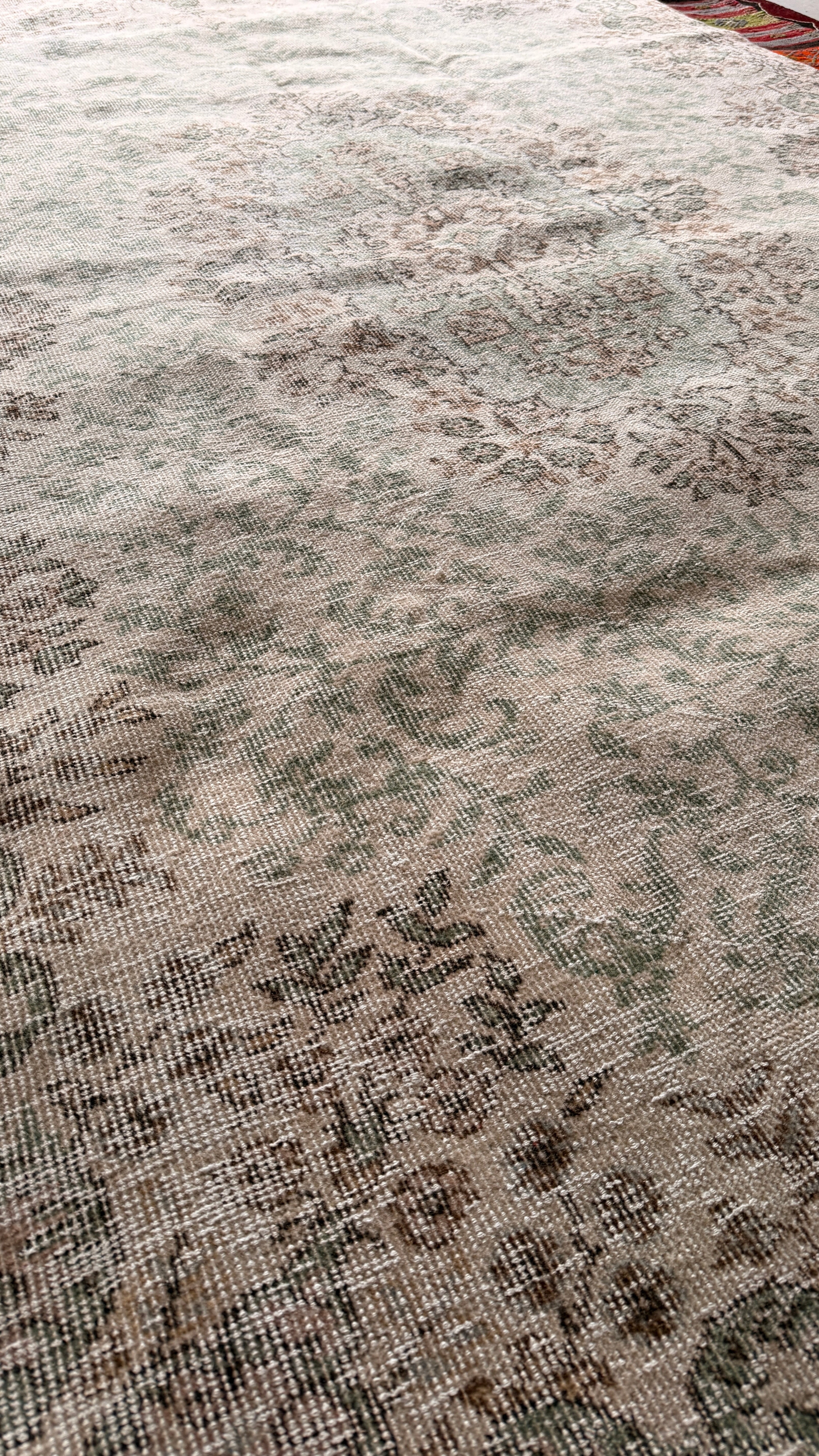 Handwoven Wool Rug – 163x259 cm – Vintage Look Medallion – Neutral Ivory Sage Green Carpet