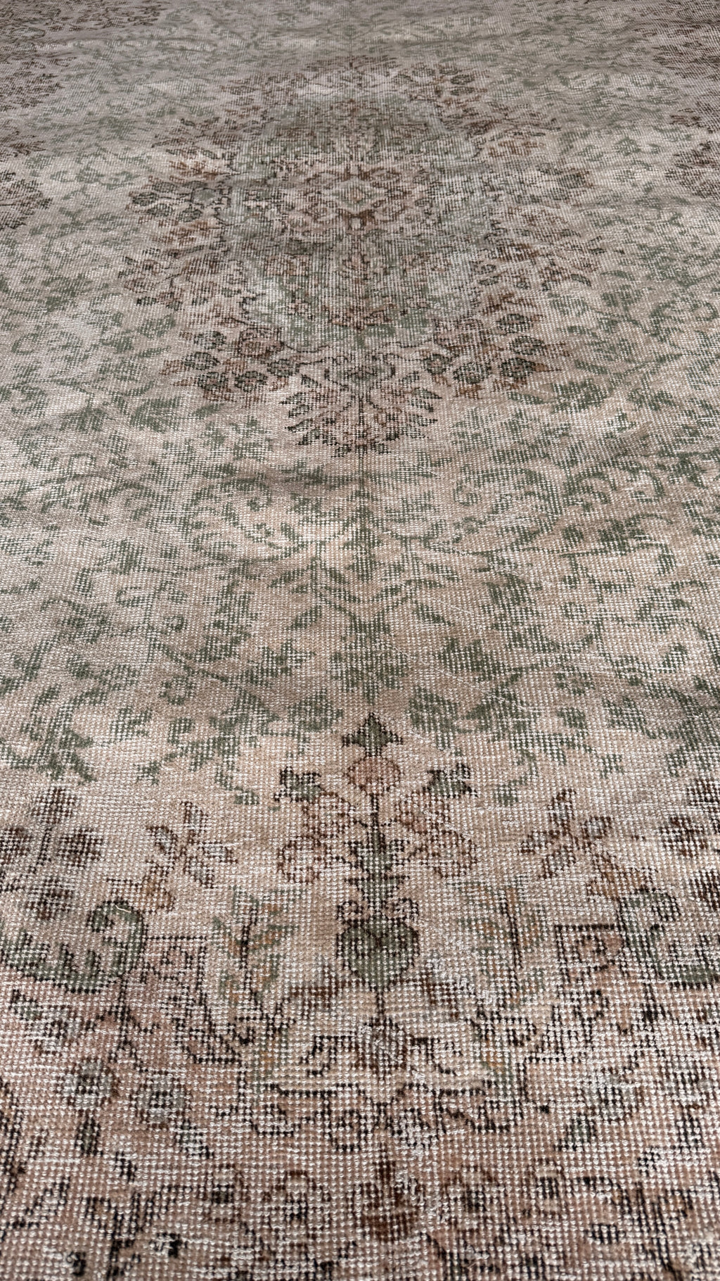 Handwoven Wool Rug – 163x259 cm – Vintage Look Medallion – Neutral Ivory Sage Green Carpet