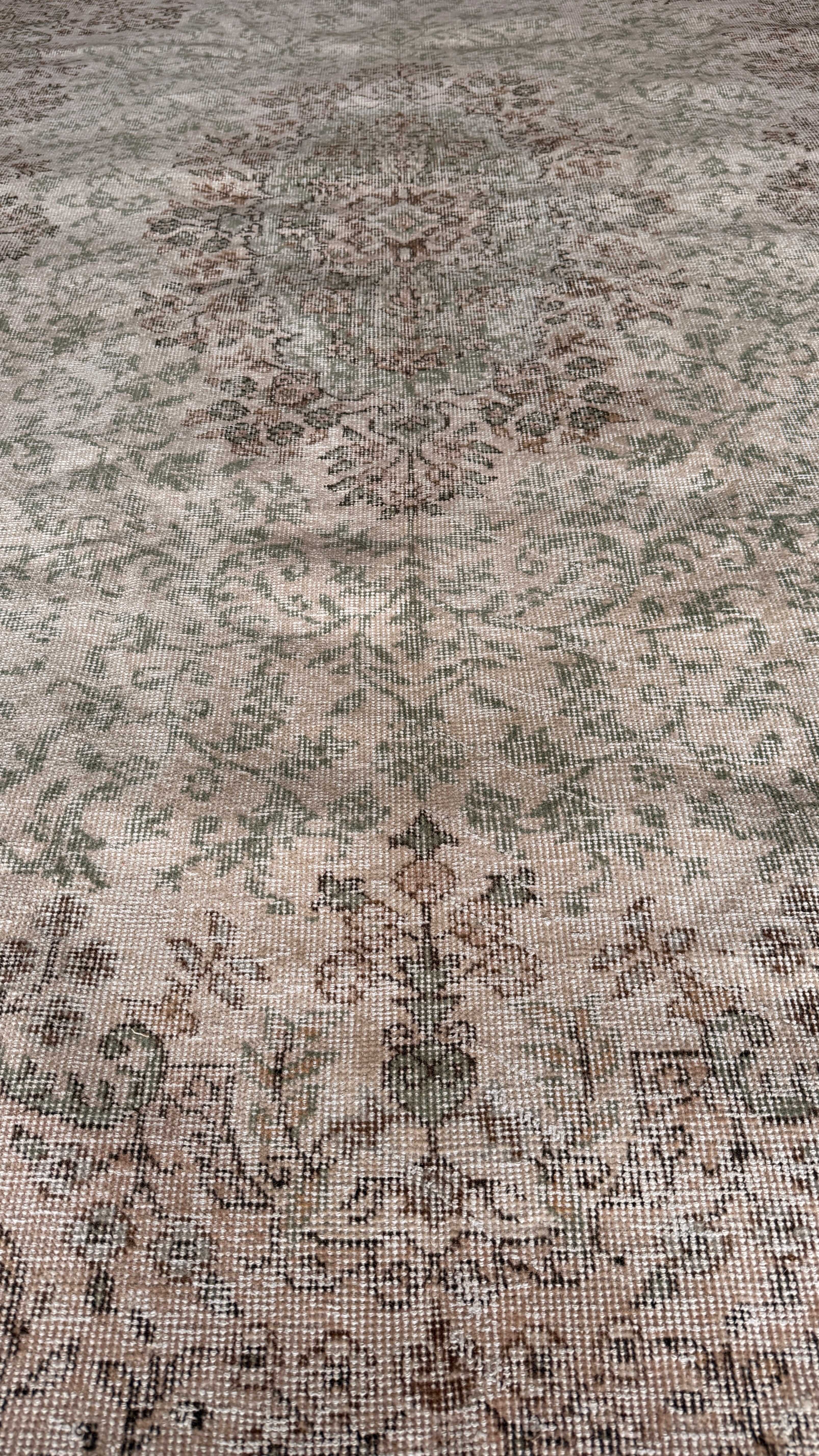 Handwoven Wool Rug – 163x259 cm – Vintage Look Medallion – Neutral Ivory Sage Green Carpet