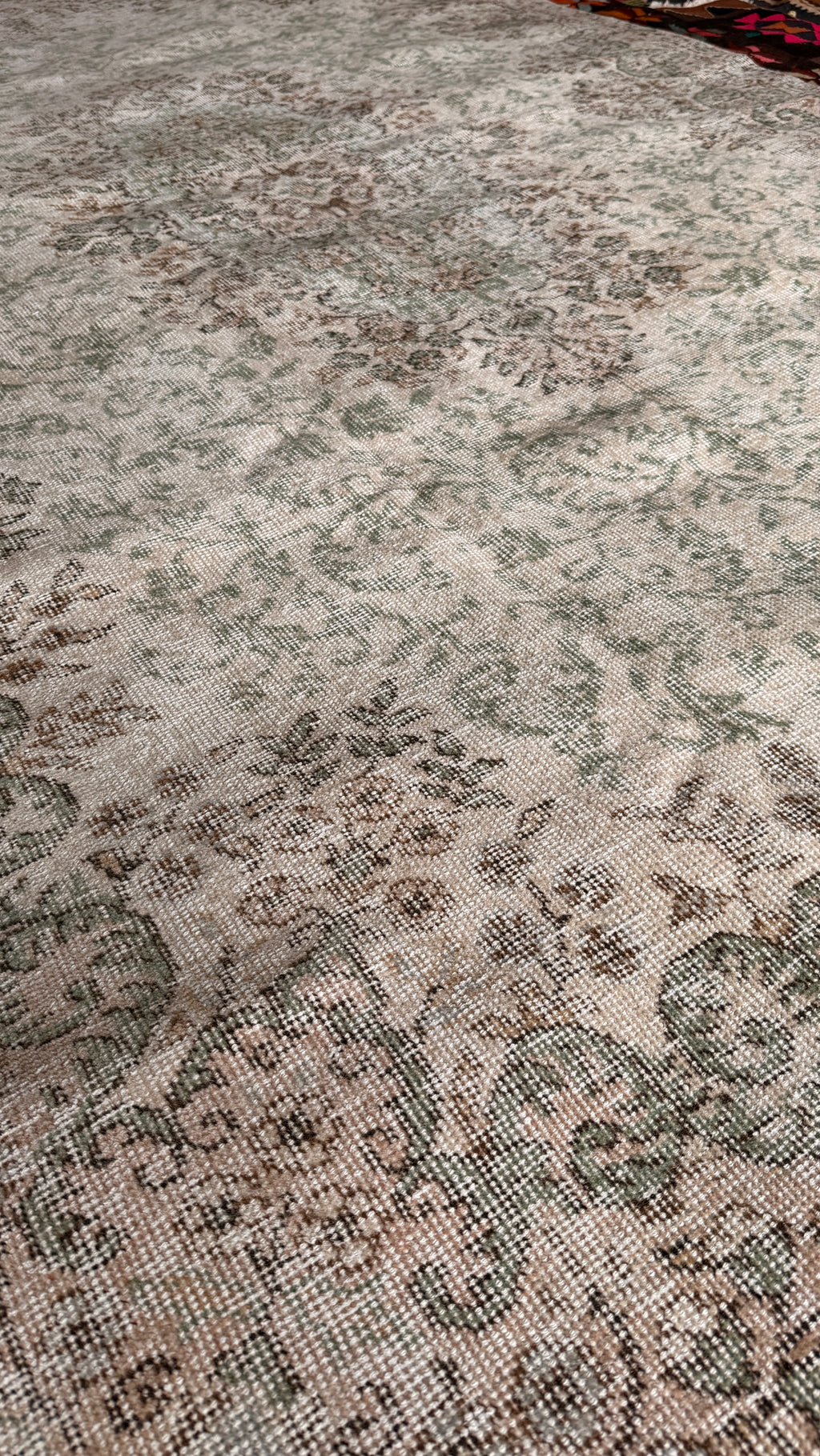 Handwoven Wool Rug – 163x259 cm – Vintage Look Medallion – Neutral Ivory Sage Green Carpet