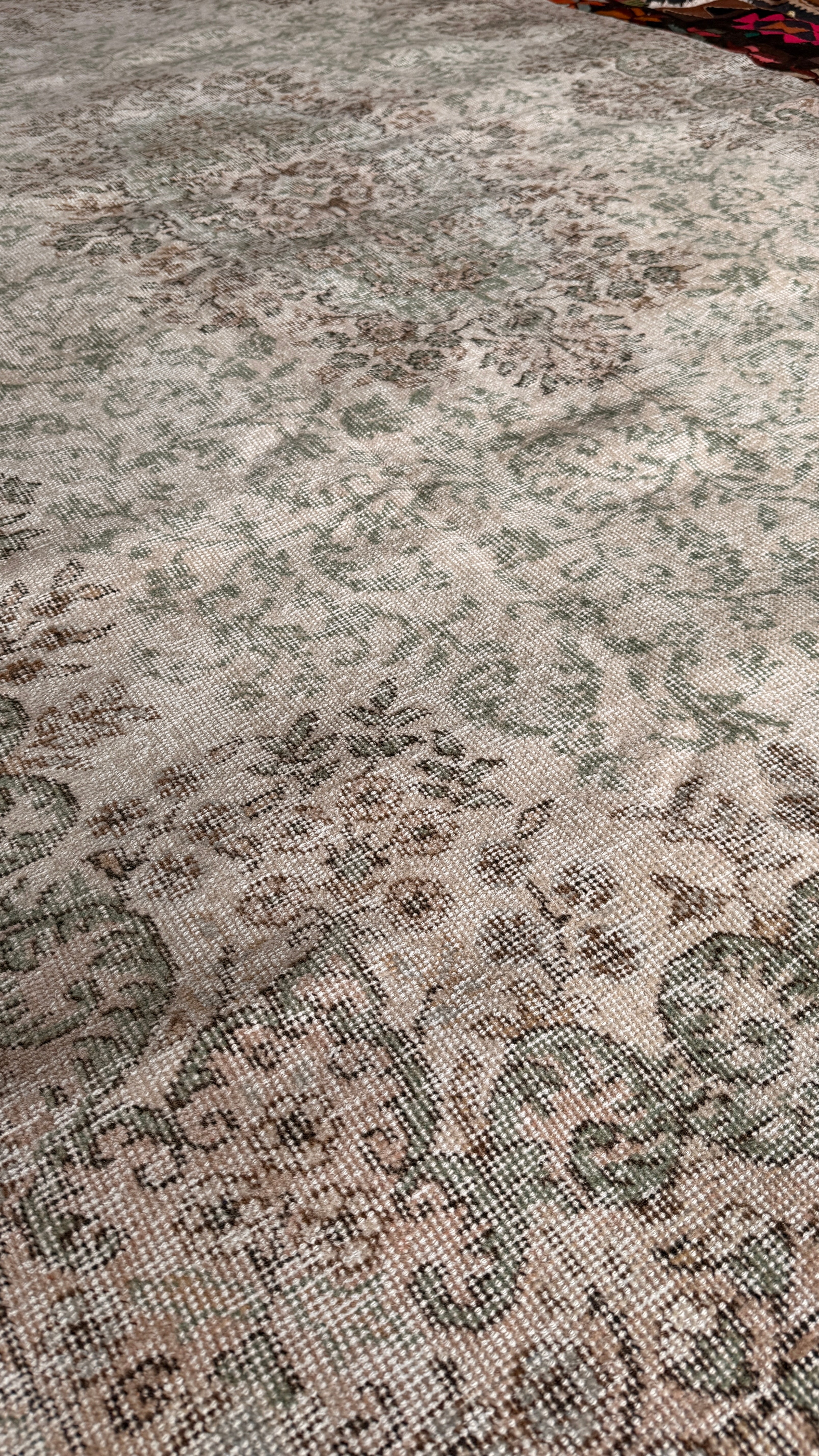 Handwoven Wool Rug – 163x259 cm – Vintage Look Medallion – Neutral Ivory Sage Green Carpet