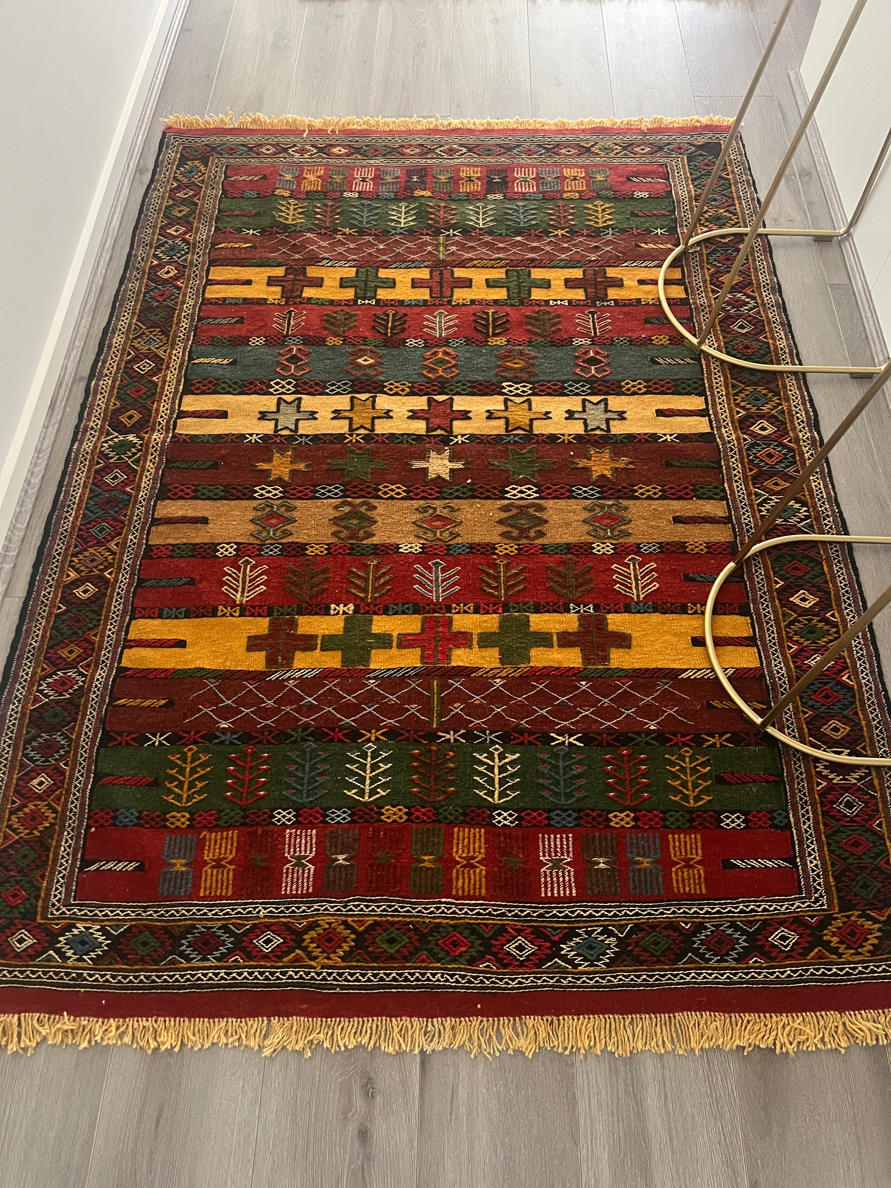 Turkish Kilim Rug – 133 × 192 cm – Handmade Wool – Raised Relief Weave – Anatolian Tribal Decor