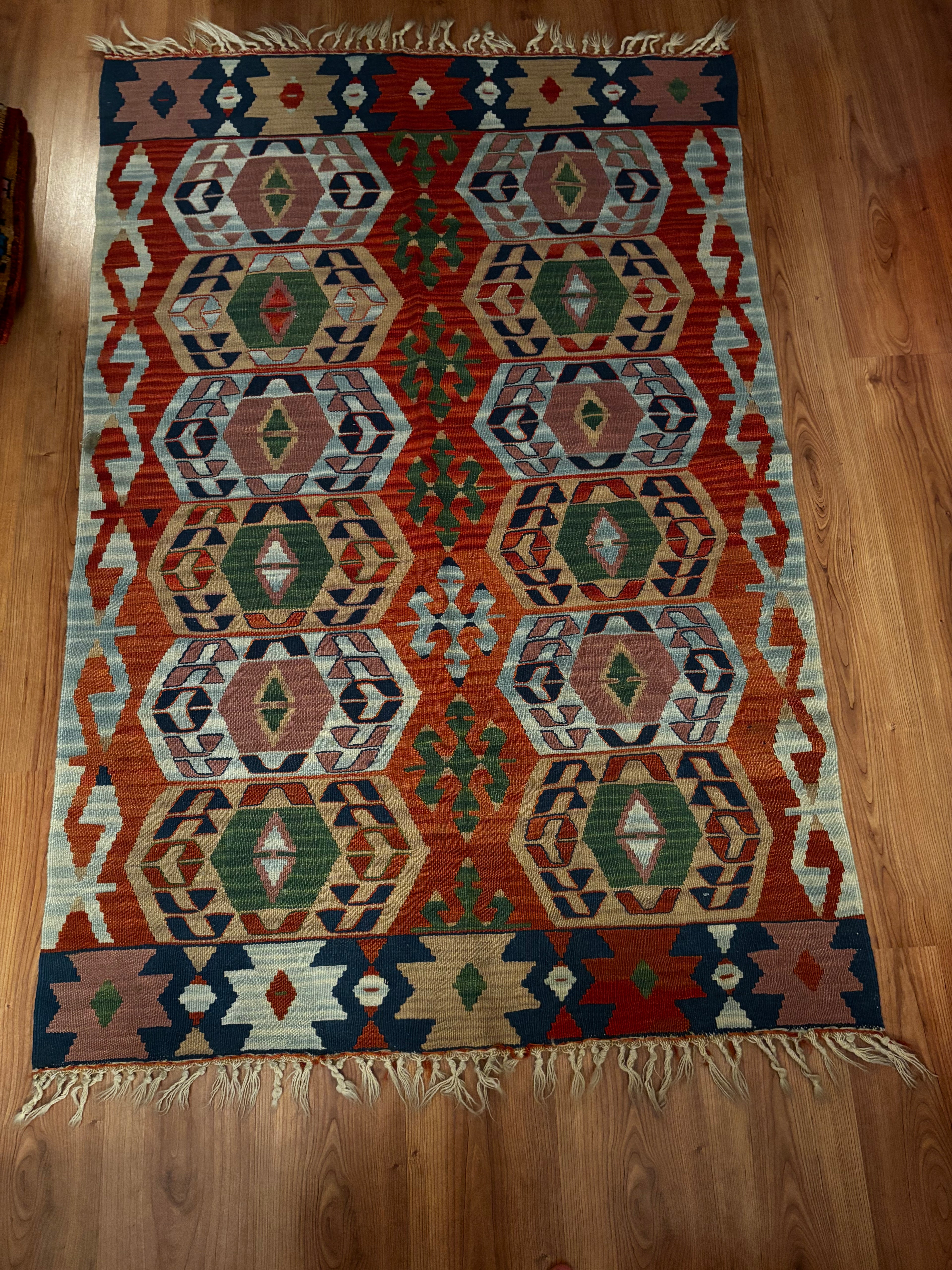 110 × 175 cm Vintage Uşak Kilim – Handmade Turkish Wool Flatweave Carpet
