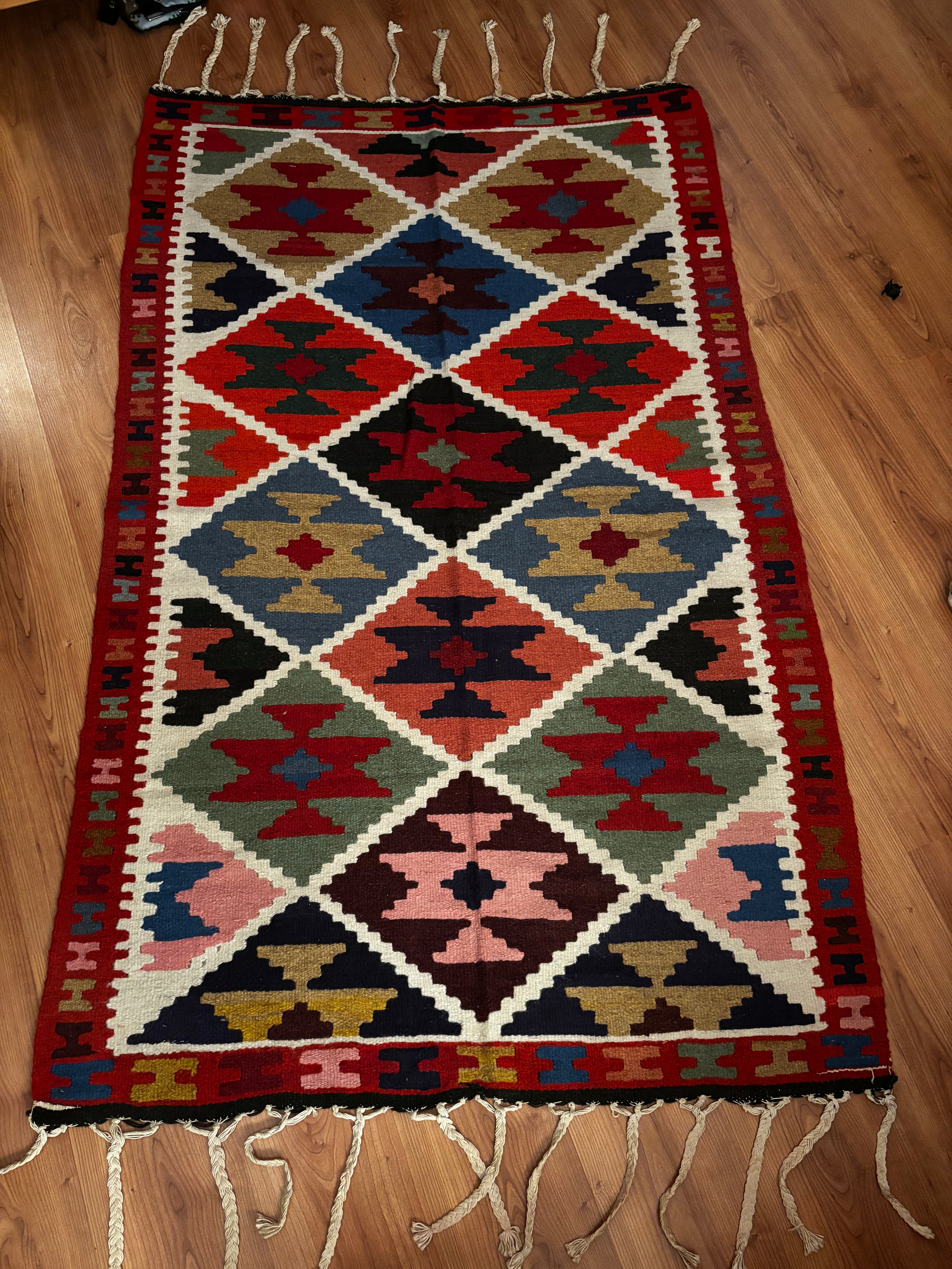 109 × 173 cm Vintage Persian Kilim – Handmade Wool Tribal Carpet