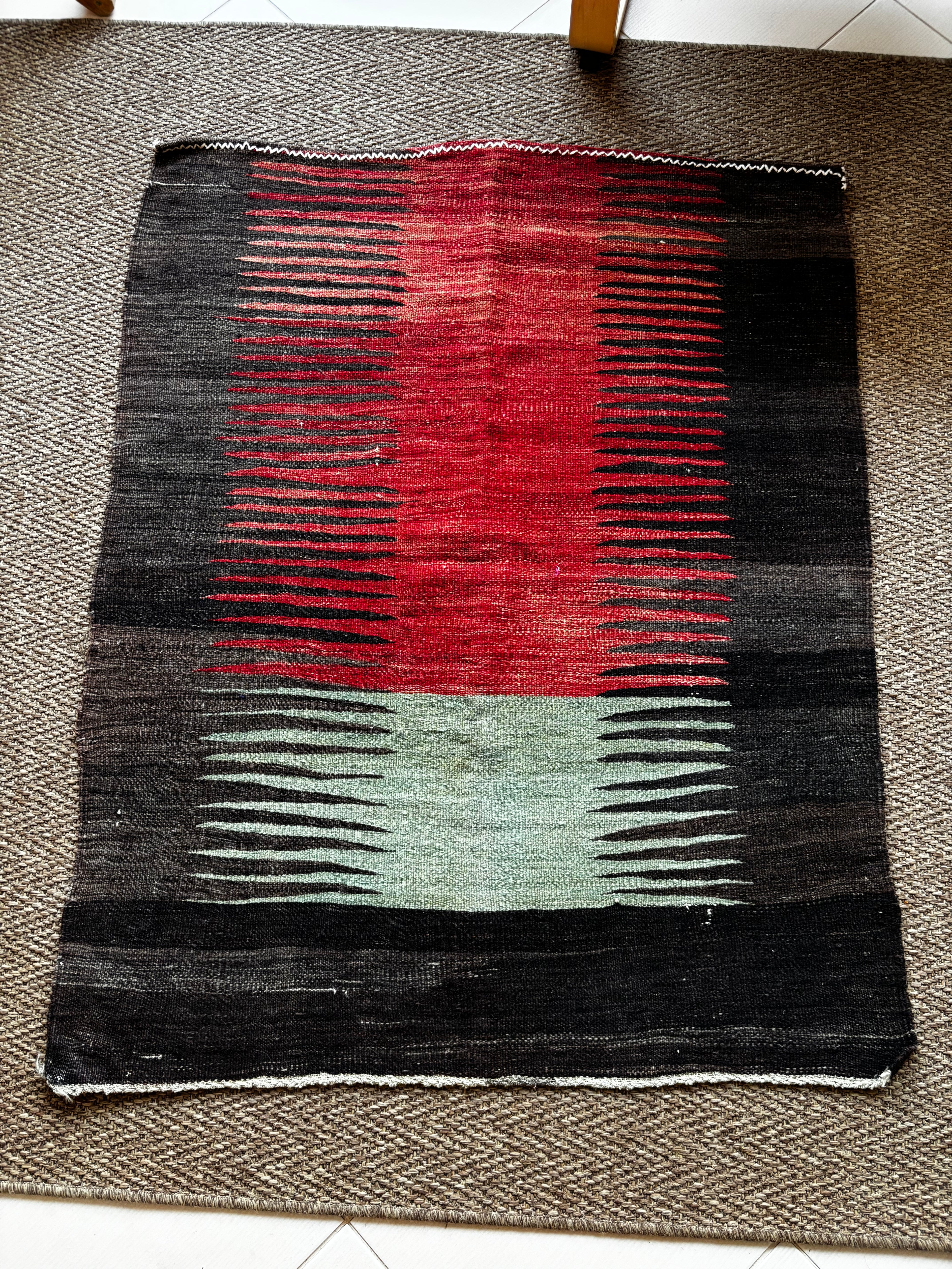 97 × 122 cm Vintage Afyon Parmaklı Kilim – Handmade Turkish Wool Carpet