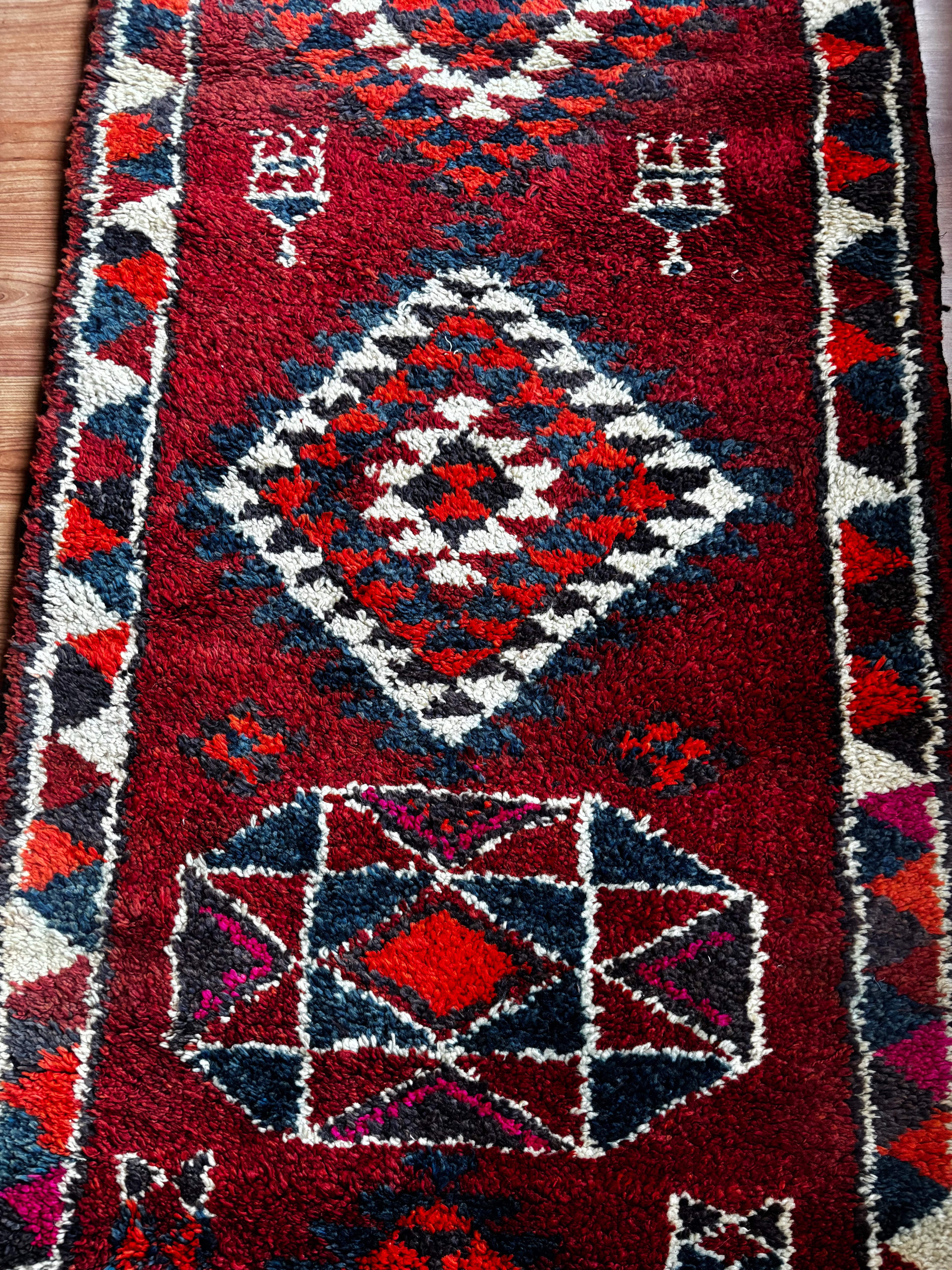92 × 370 cm | Handmade Vintage Herki Wool Runner