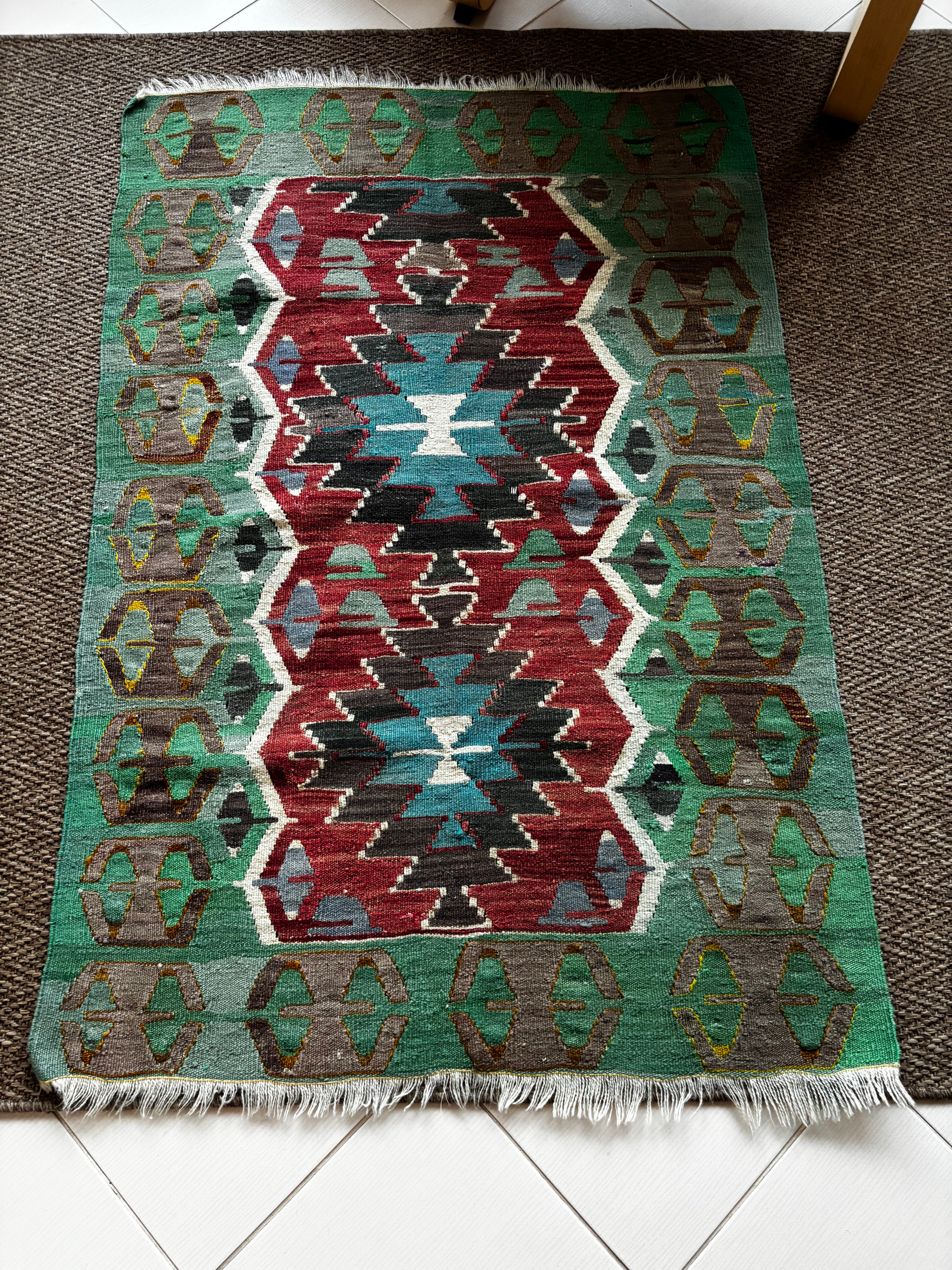 95 × 140 cm Vintage Uşak Kilim – Handmade Turkish Wool Carpet