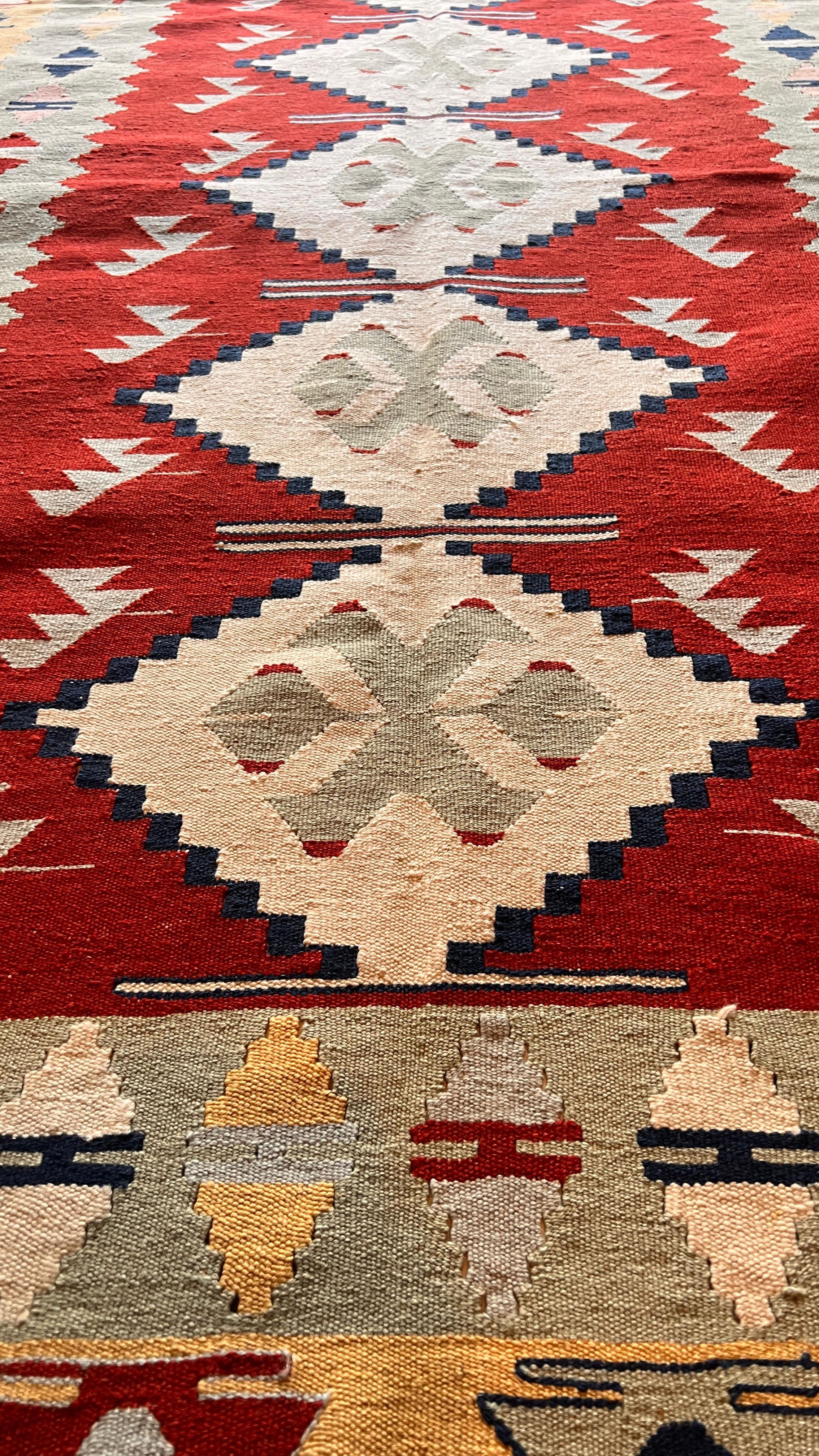 Vintage Turkish Uşak Kilim – 159 × 223 cm – Handmade Wool Anatolian Rug
