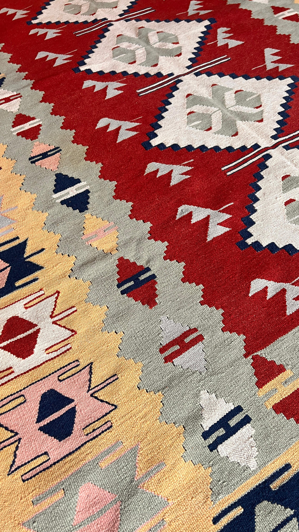 Vintage Turkish Uşak Kilim – 159 × 223 cm – Handmade Wool Anatolian Rug