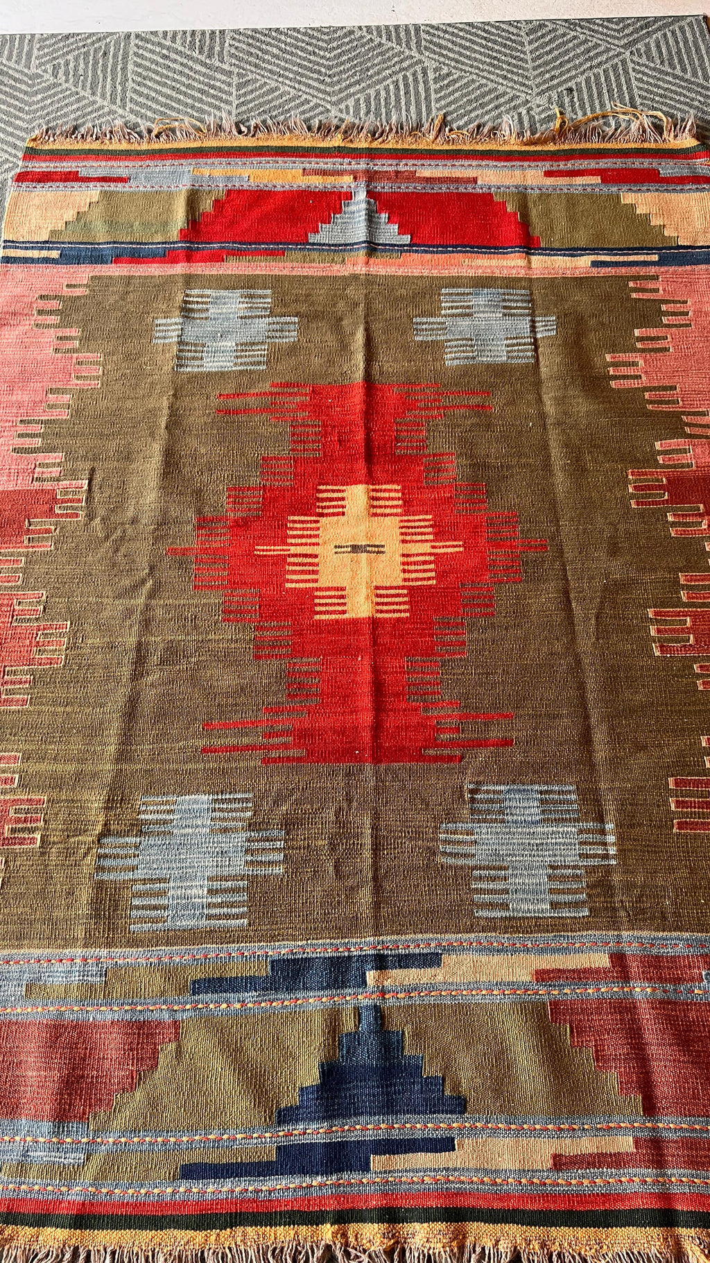 Vintage Turkish Uşak Kilim – 124 × 170 cm – Handmade Wool Tribal Rug