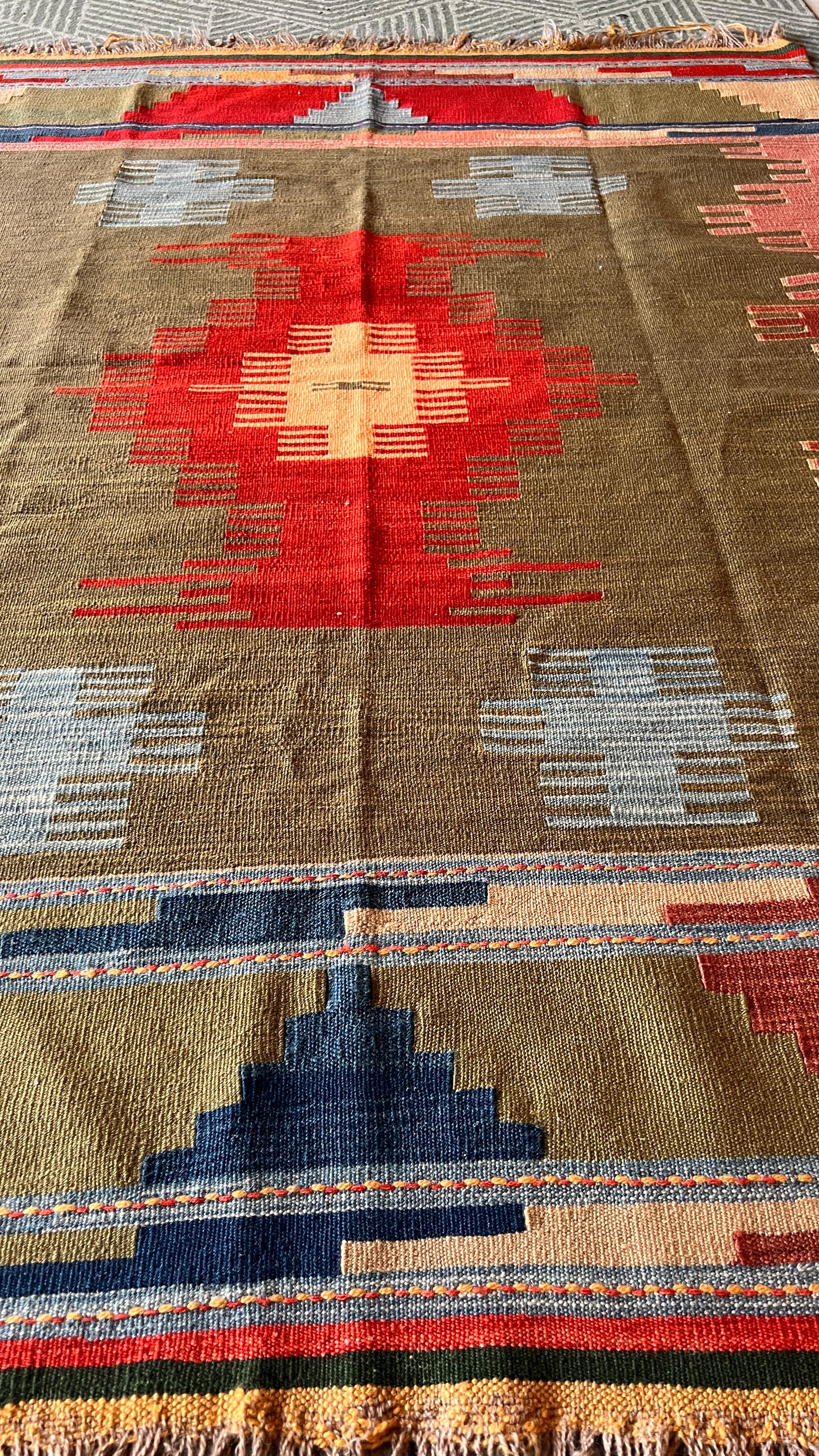 Vintage Turkish Uşak Kilim – 124 × 170 cm – Handmade Wool Tribal Rug
