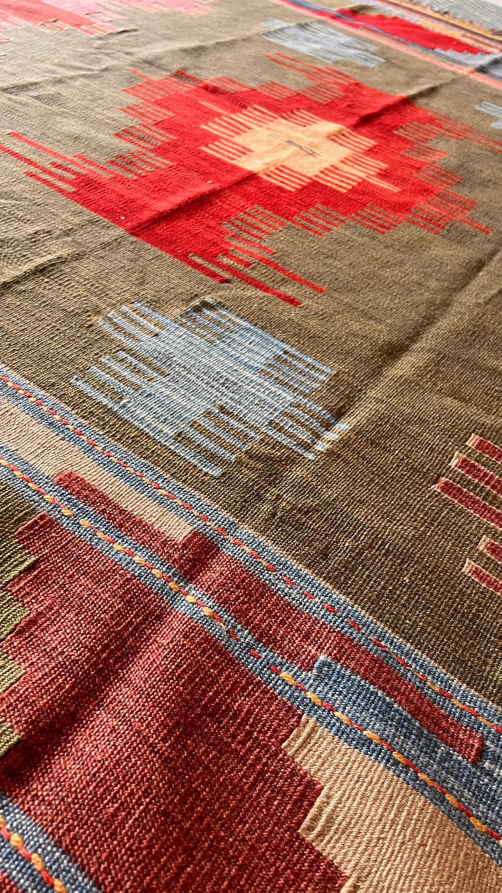 Vintage Turkish Uşak Kilim – 124 × 170 cm – Handmade Wool Tribal Rug