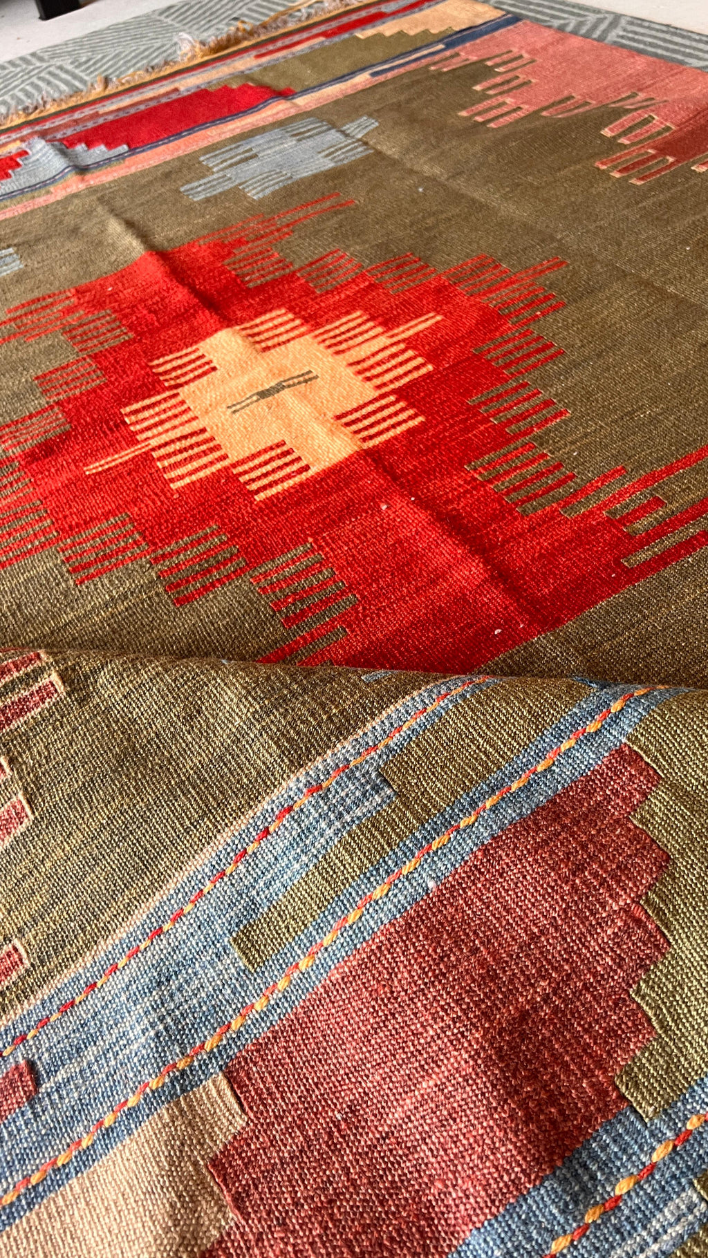 Vintage Turkish Uşak Kilim – 124 × 170 cm – Handmade Wool Tribal Rug