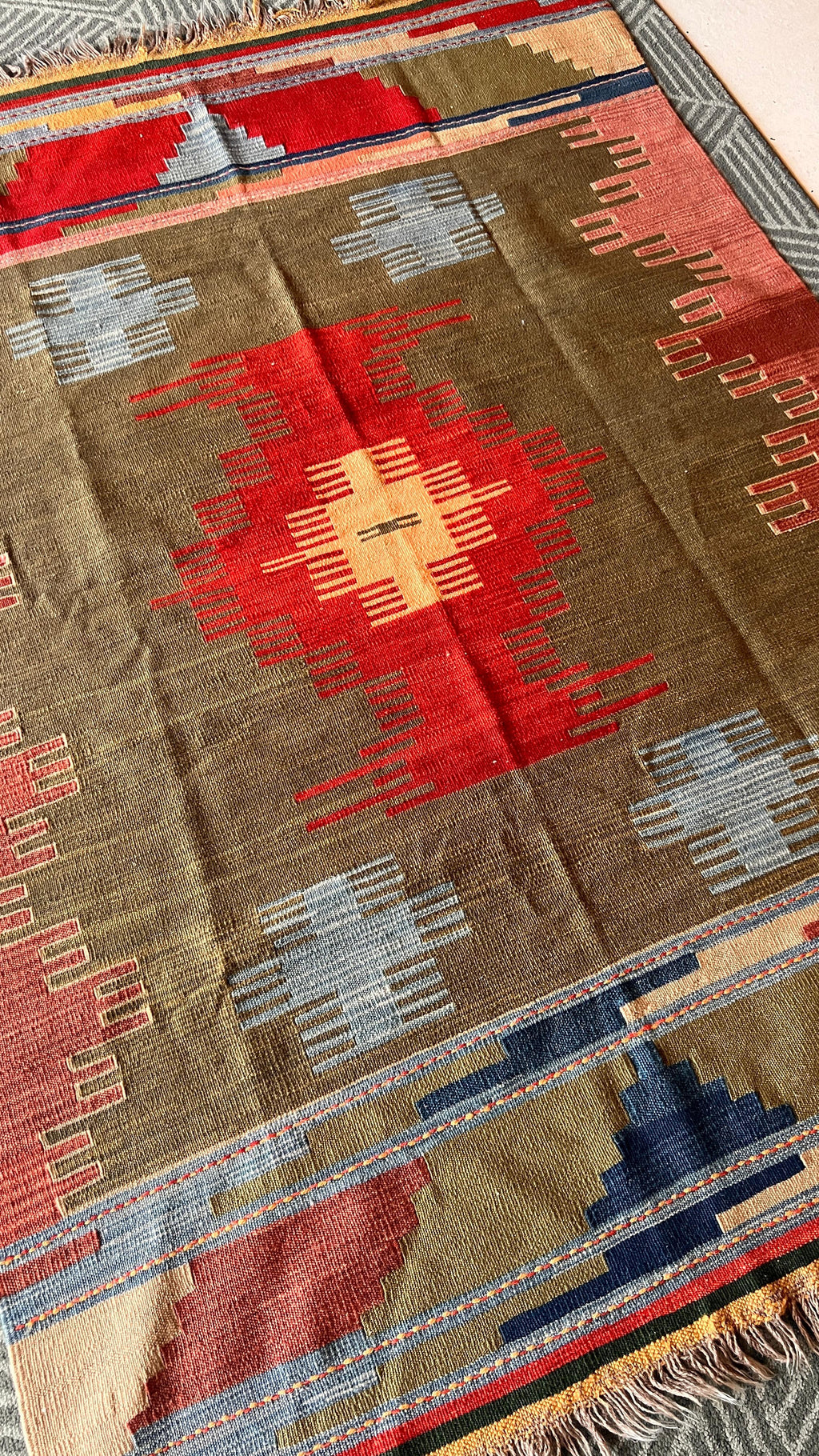Vintage Turkish Uşak Kilim – 124 × 170 cm – Handmade Wool Tribal Rug