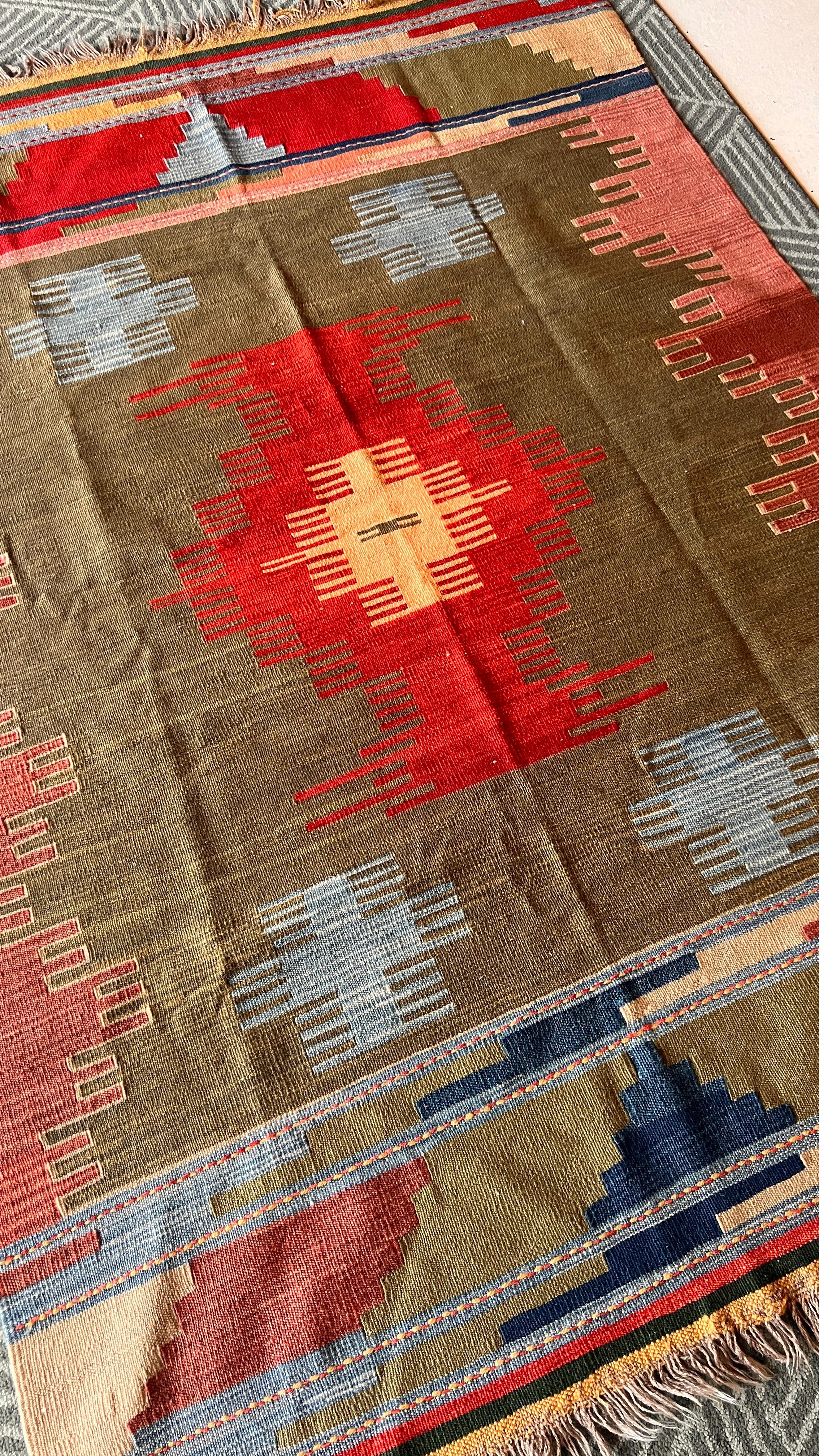 Vintage Turkish Uşak Kilim – 124 × 170 cm – Handmade Wool Tribal Rug