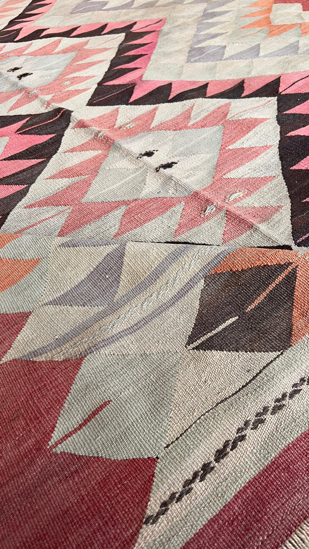 Vintage Turkish Uşak Kilim – 165 × 228 cm – Handmade Wool Tribal Rug