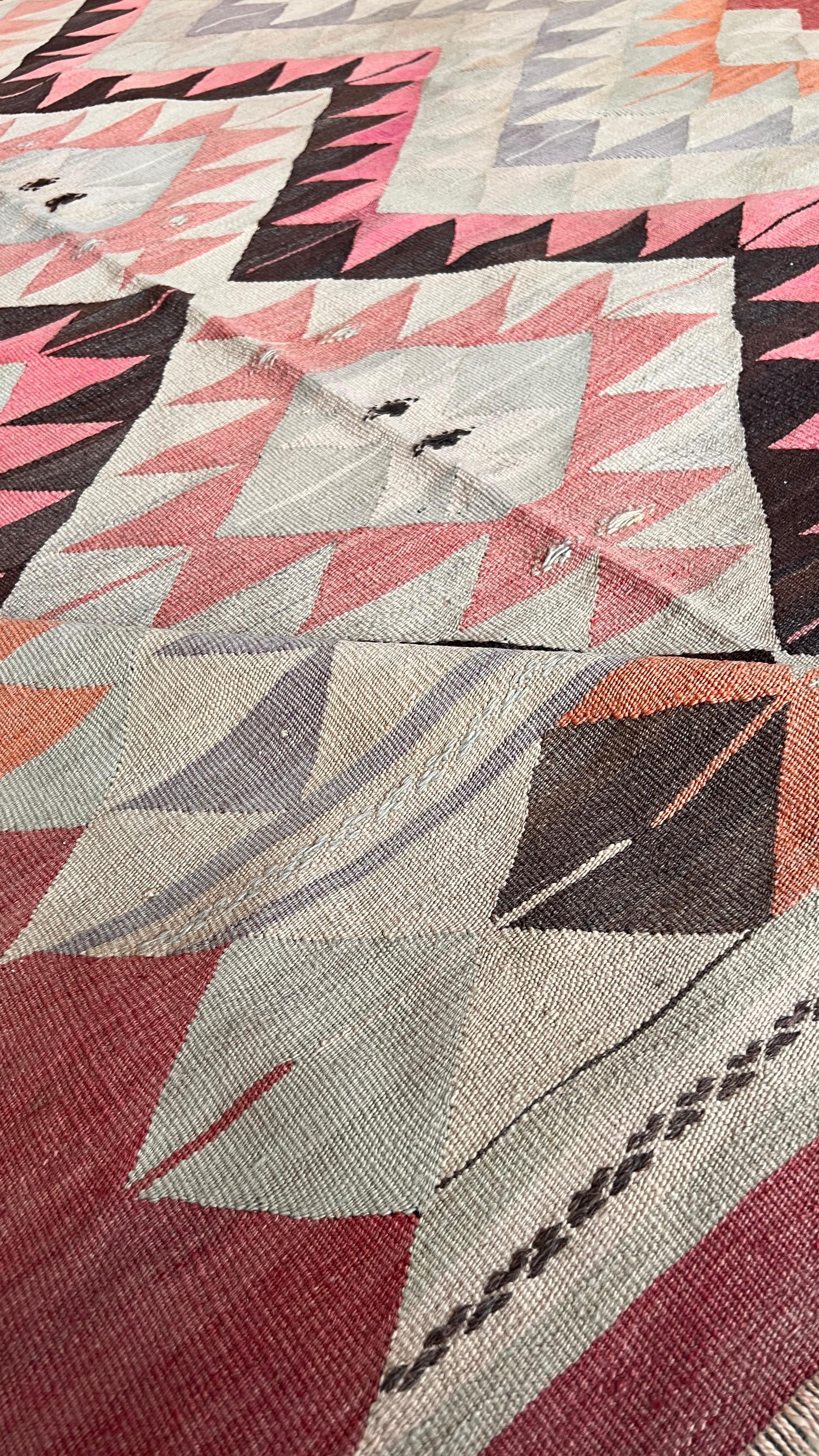 Vintage Turkish Uşak Kilim – 165 × 228 cm – Handmade Wool Tribal Rug