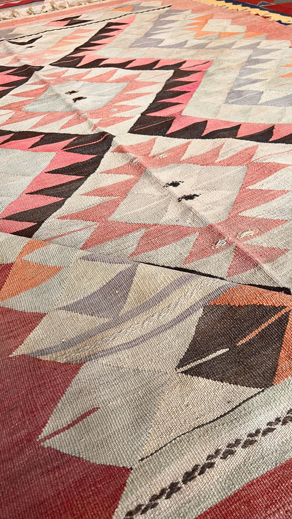 Vintage Turkish Uşak Kilim – 165 × 228 cm – Handmade Wool Tribal Rug