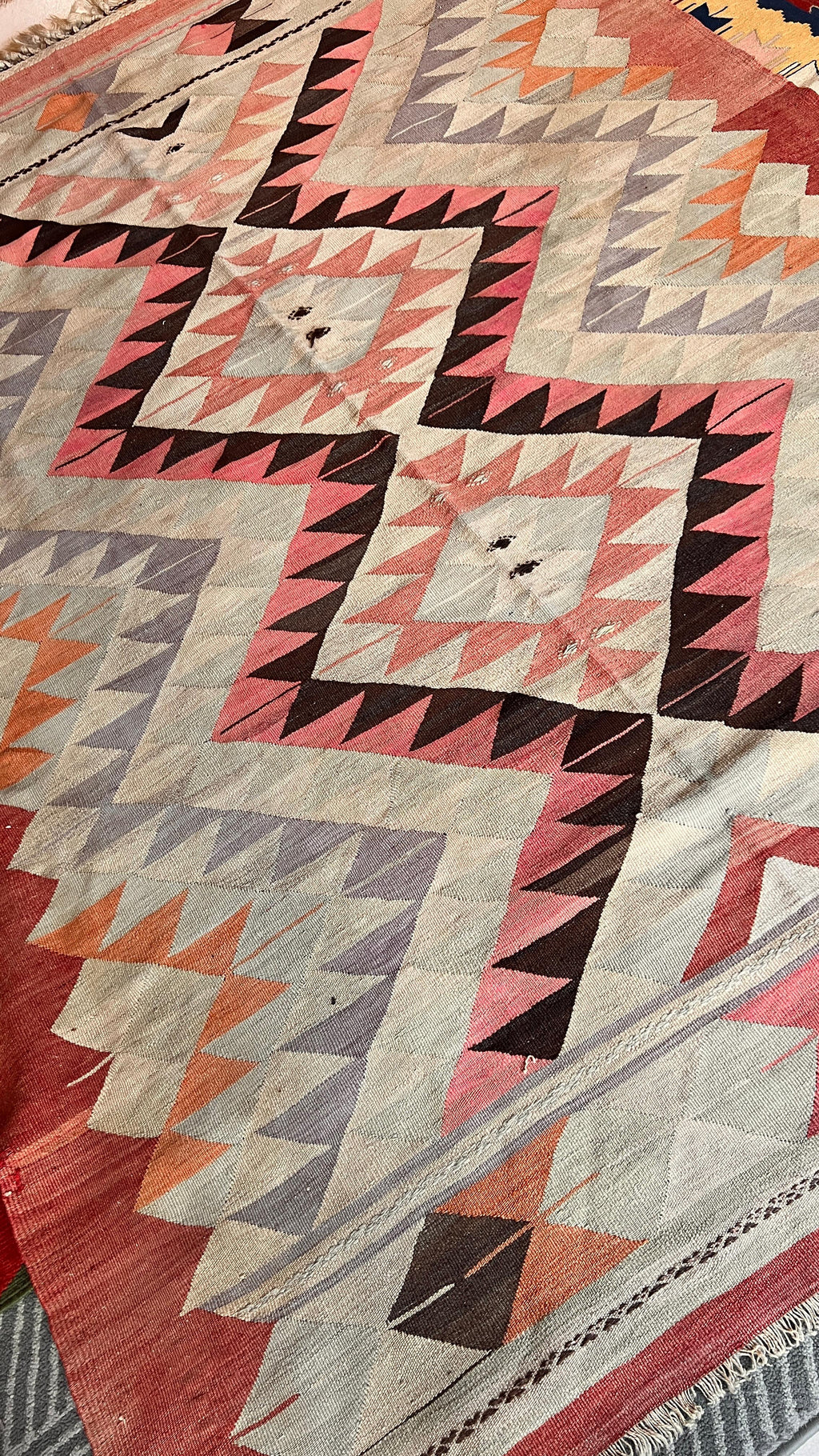 Vintage Turkish Uşak Kilim – 165 × 228 cm – Handmade Wool Tribal Rug