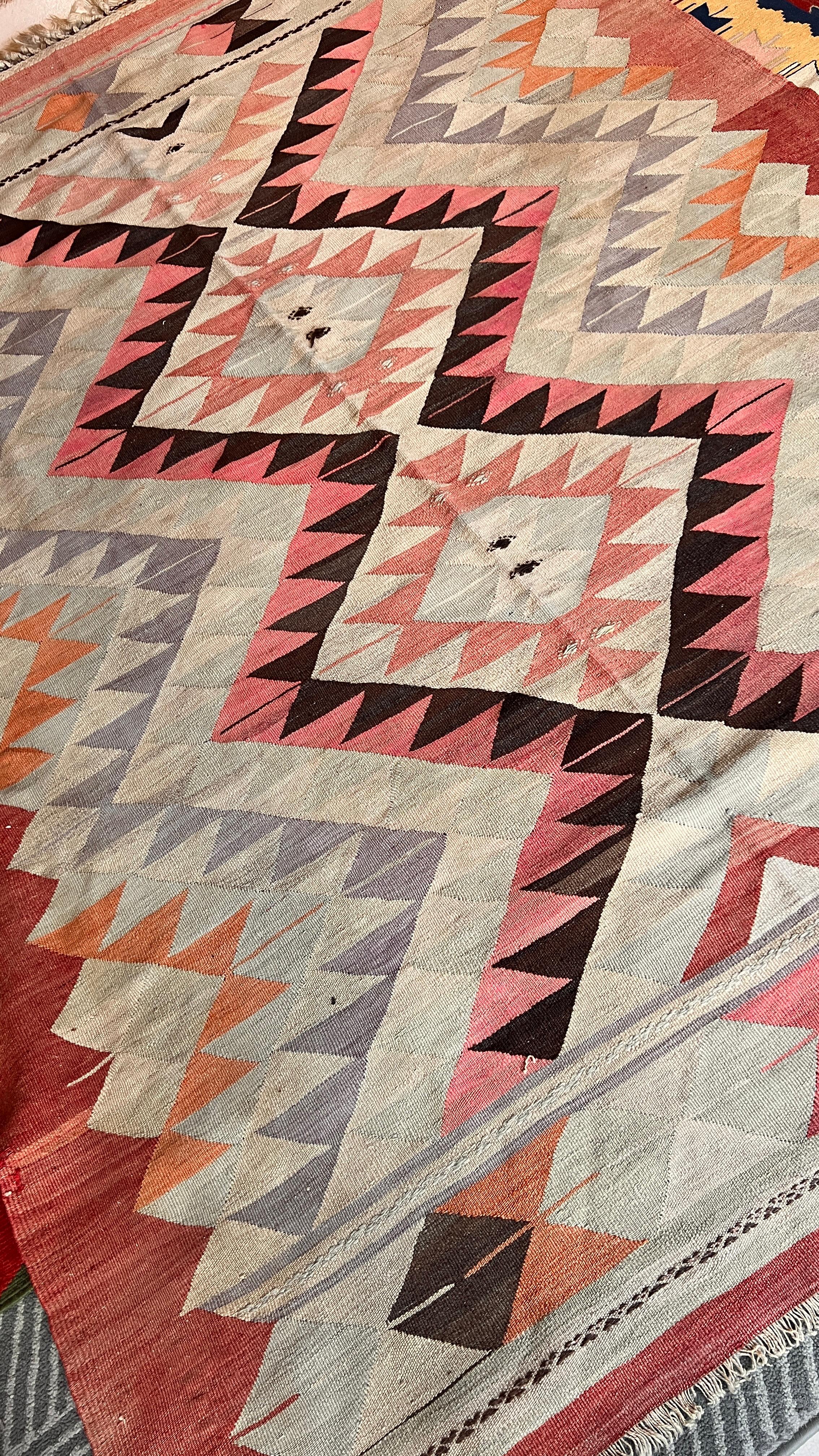 Vintage Turkish Uşak Kilim – 165 × 228 cm – Handmade Wool Tribal Rug