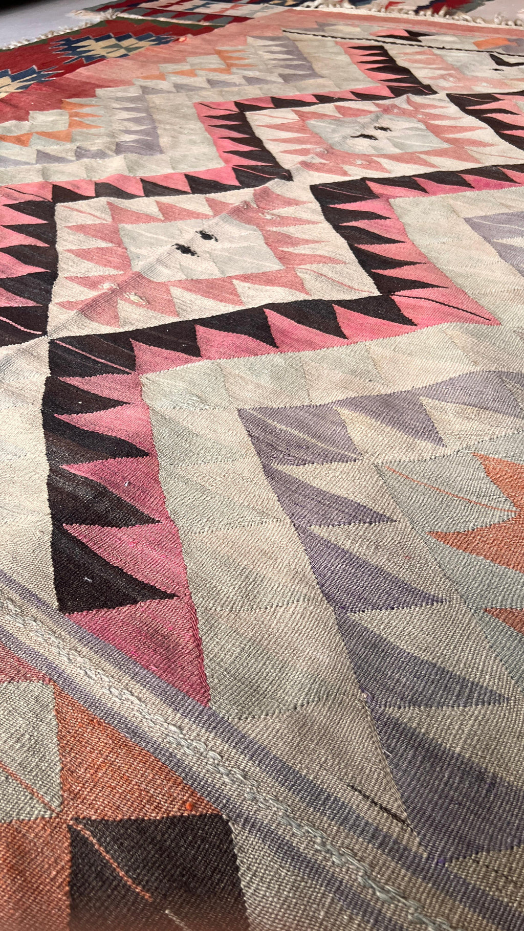 Vintage Turkish Uşak Kilim – 165 × 228 cm – Handmade Wool Tribal Rug