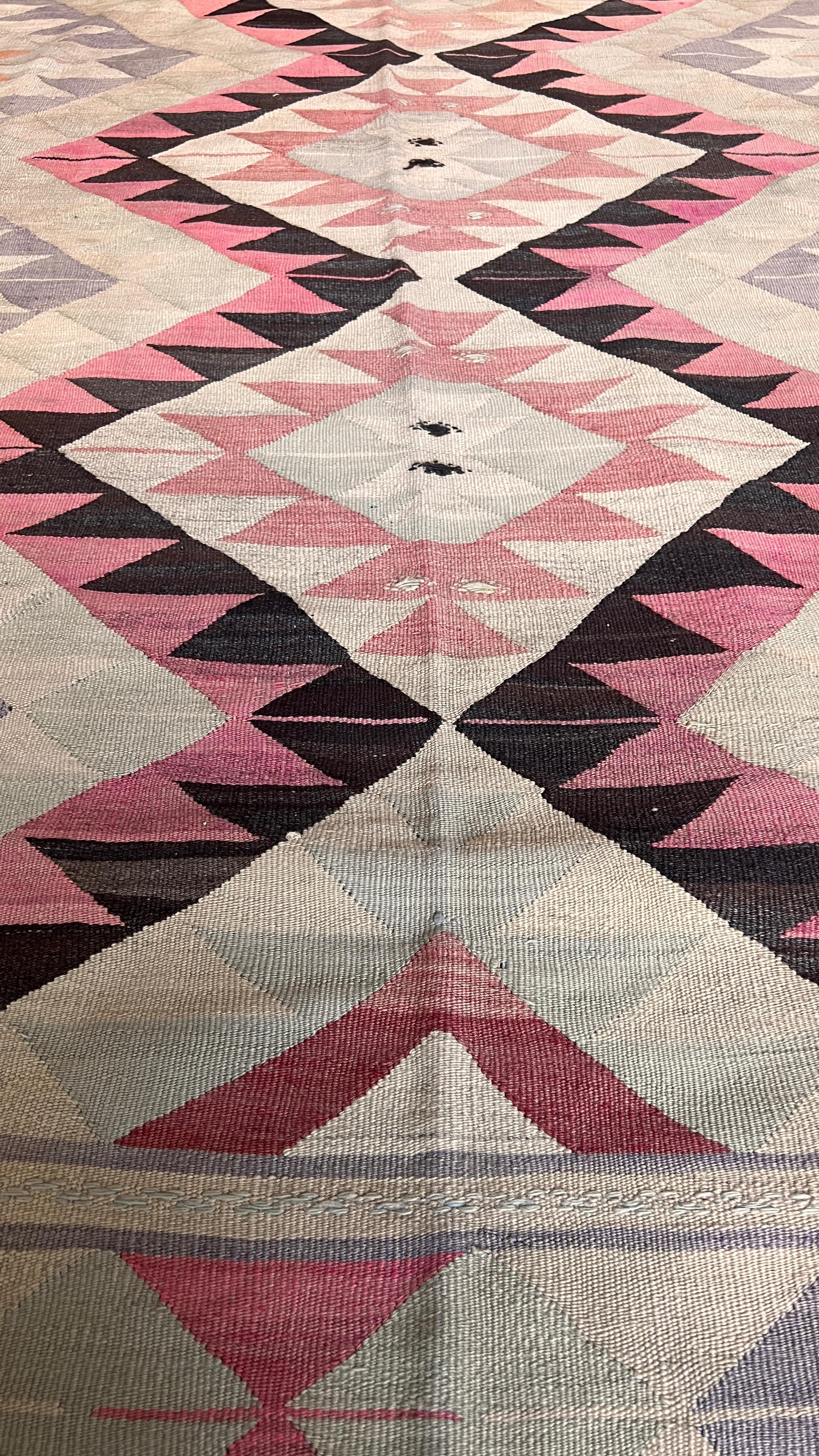 Vintage Turkish Uşak Kilim – 165 × 228 cm – Handmade Wool Tribal Rug