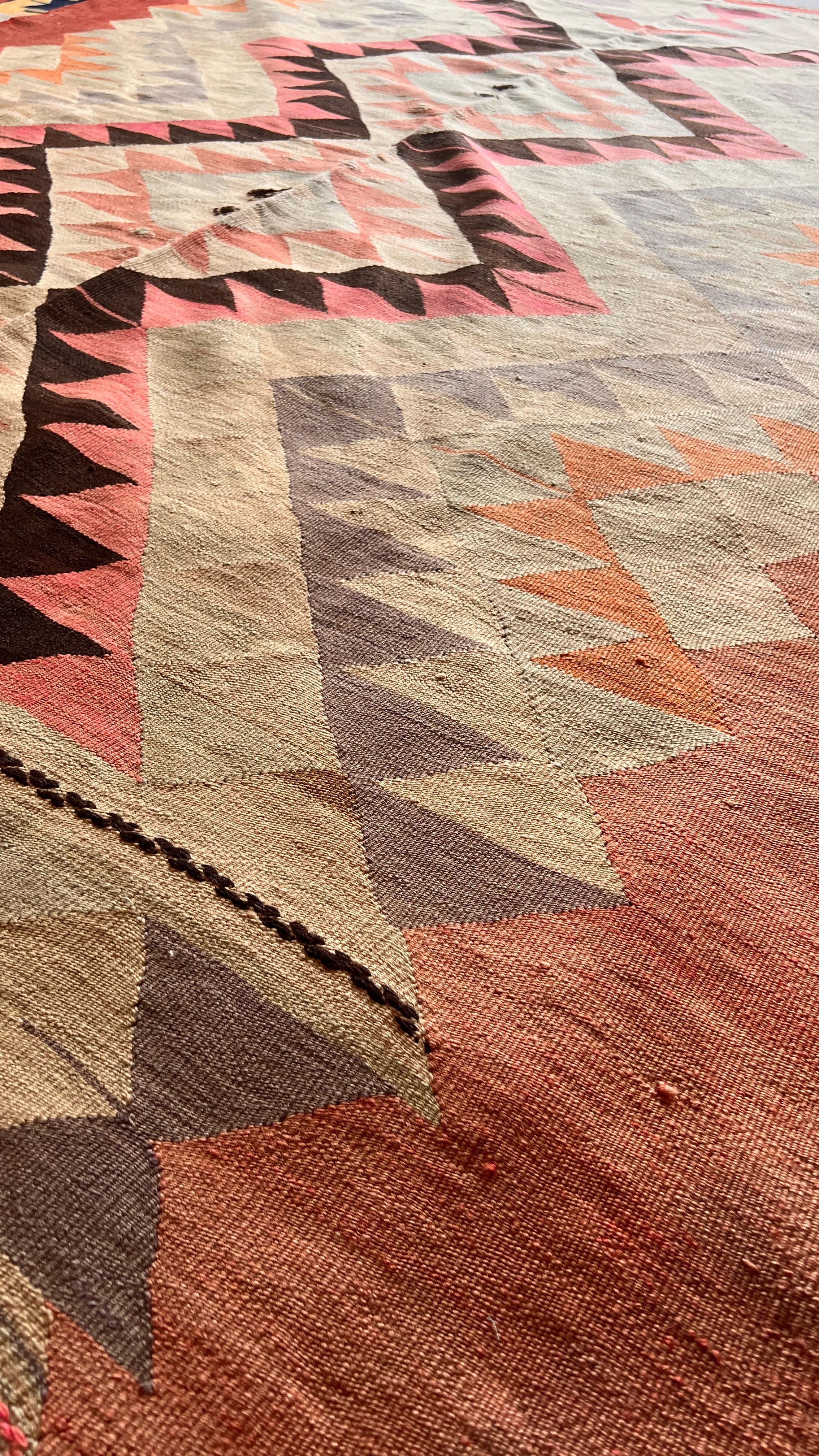 Vintage Turkish Uşak Kilim – 165 × 228 cm – Handmade Wool Tribal Rug