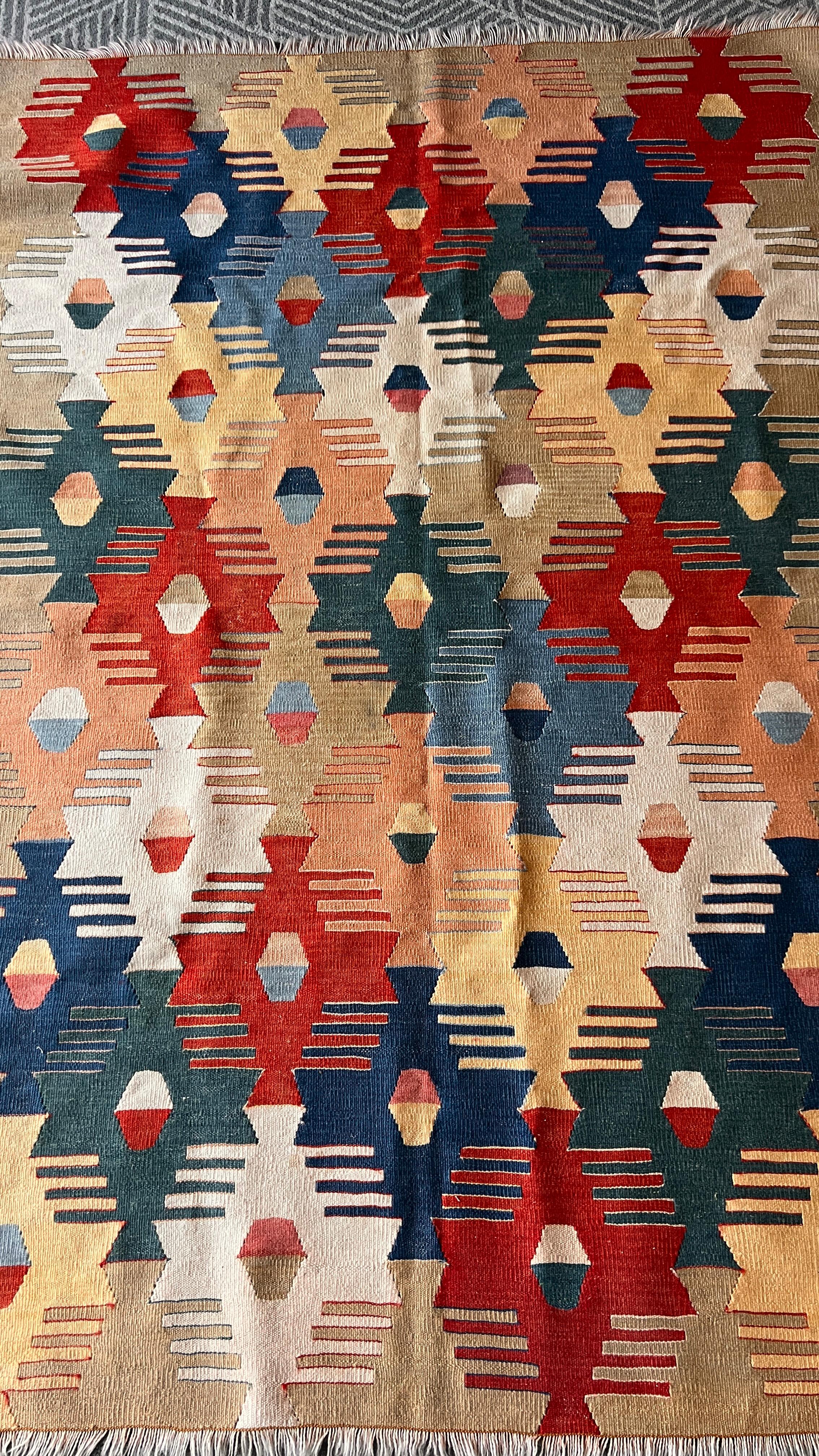 Vintage Turkish Uşak Kilim – 125 × 178 cm – Handmade Wool Tribal Rug