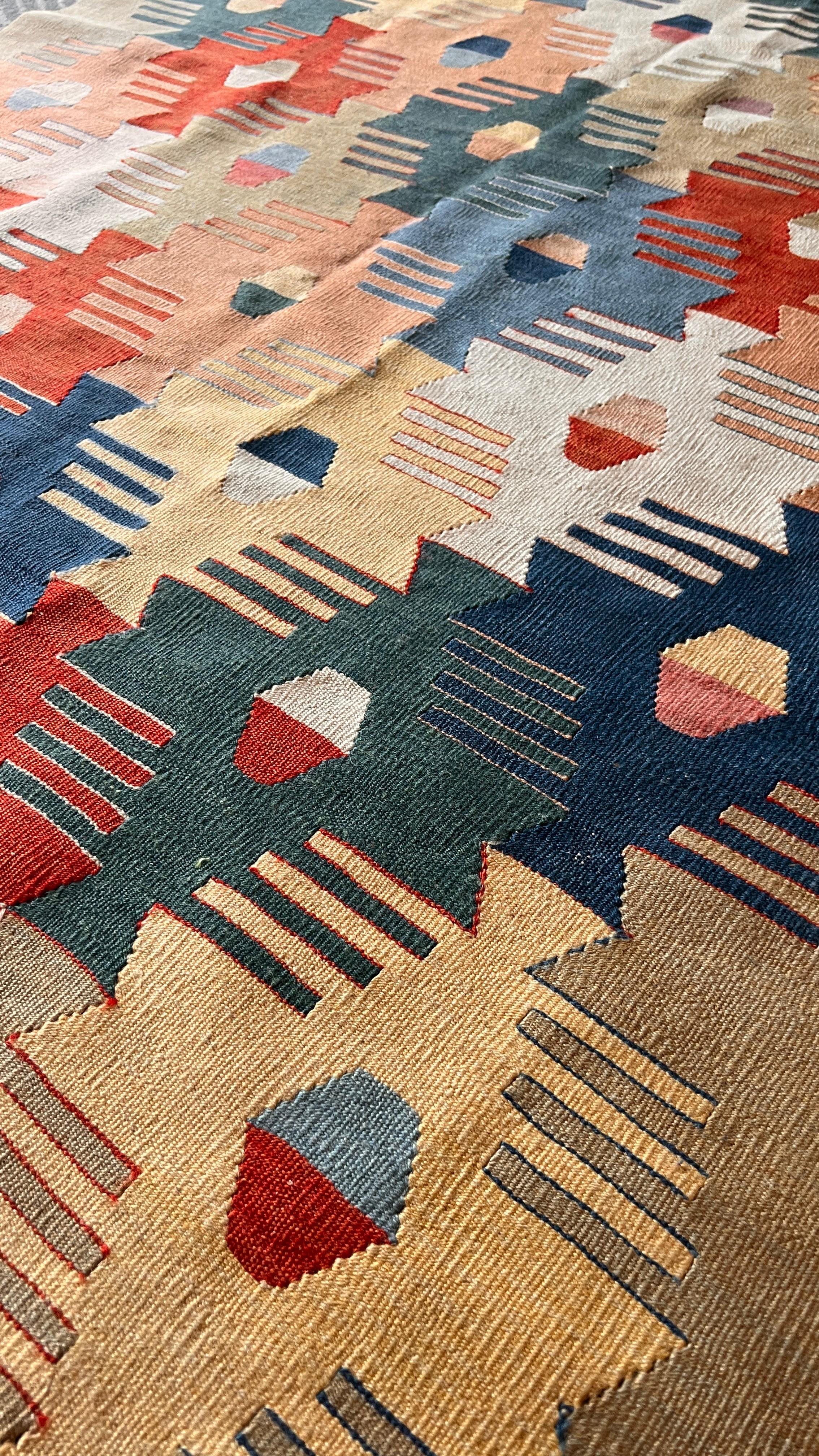 Vintage Turkish Uşak Kilim – 125 × 178 cm – Handmade Wool Tribal Rug