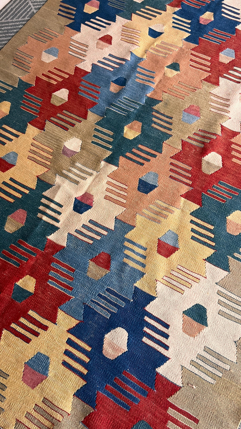 Vintage Turkish Uşak Kilim – 125 × 178 cm – Handmade Wool Tribal Rug