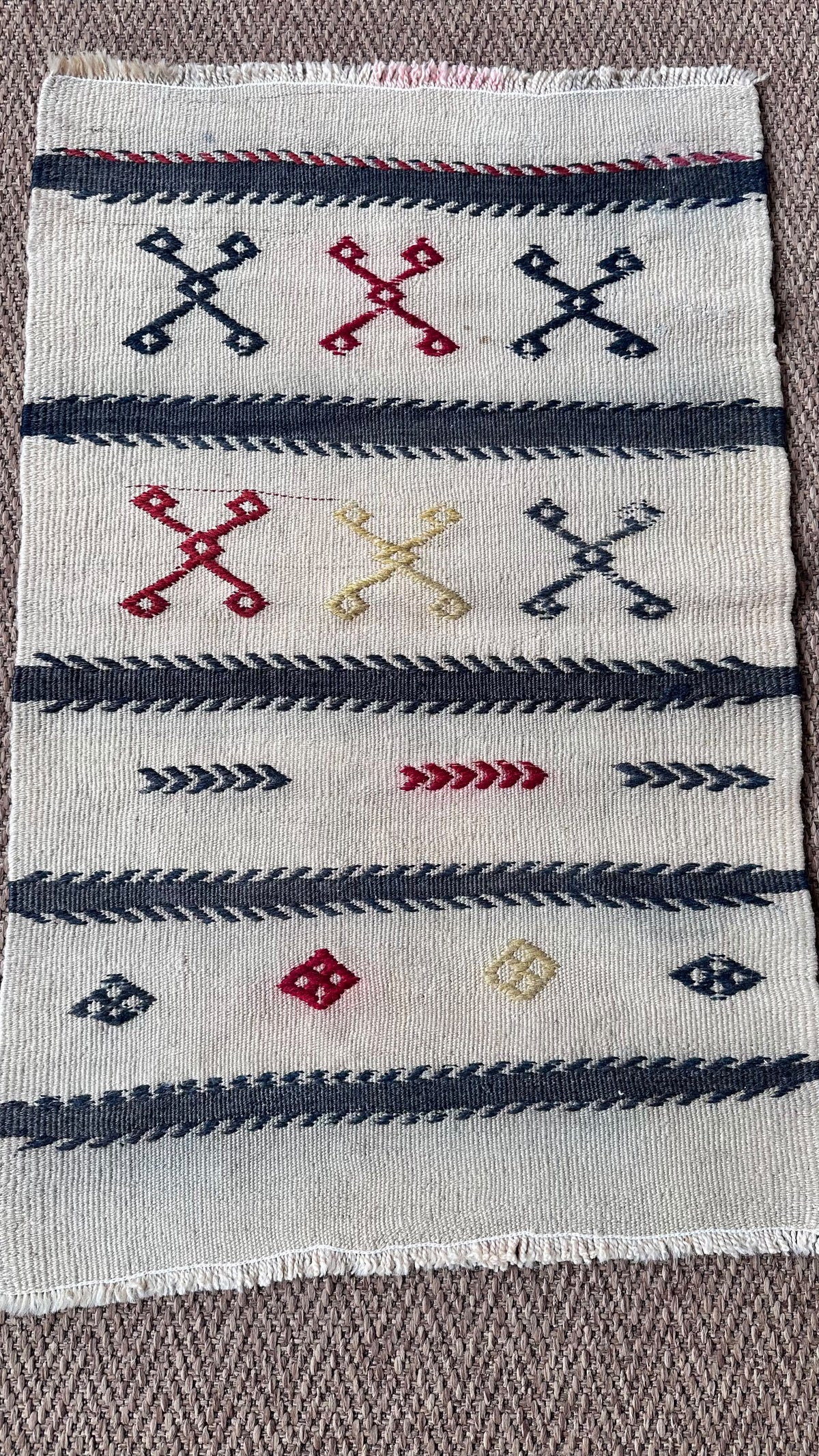 Balıkesir Turkish Kilim – Ivory & Navy · 60 × 91 cm