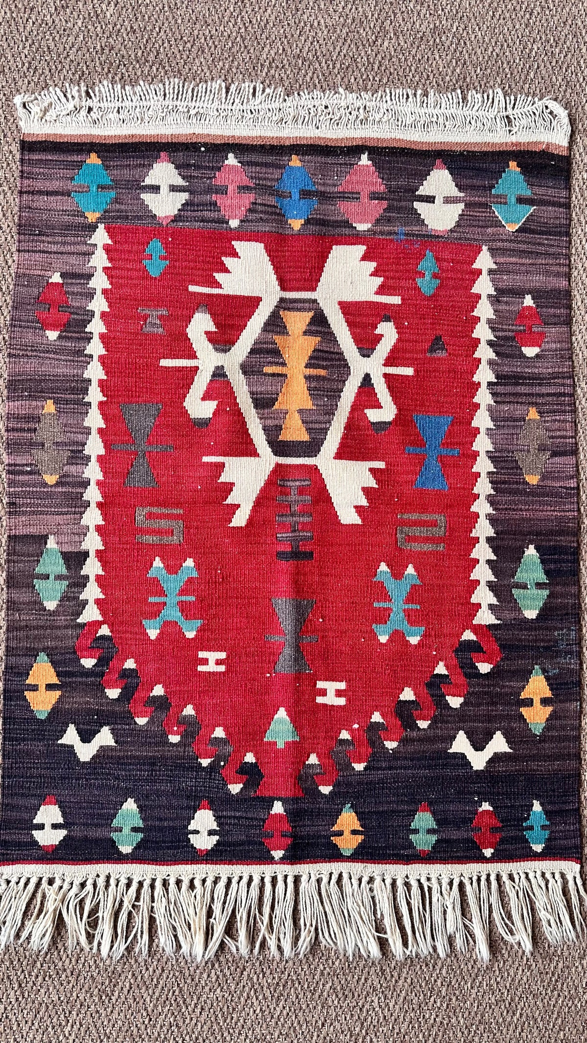 Vintage Oushak Kilim – Red & Charcoal · 83 × 107 cm