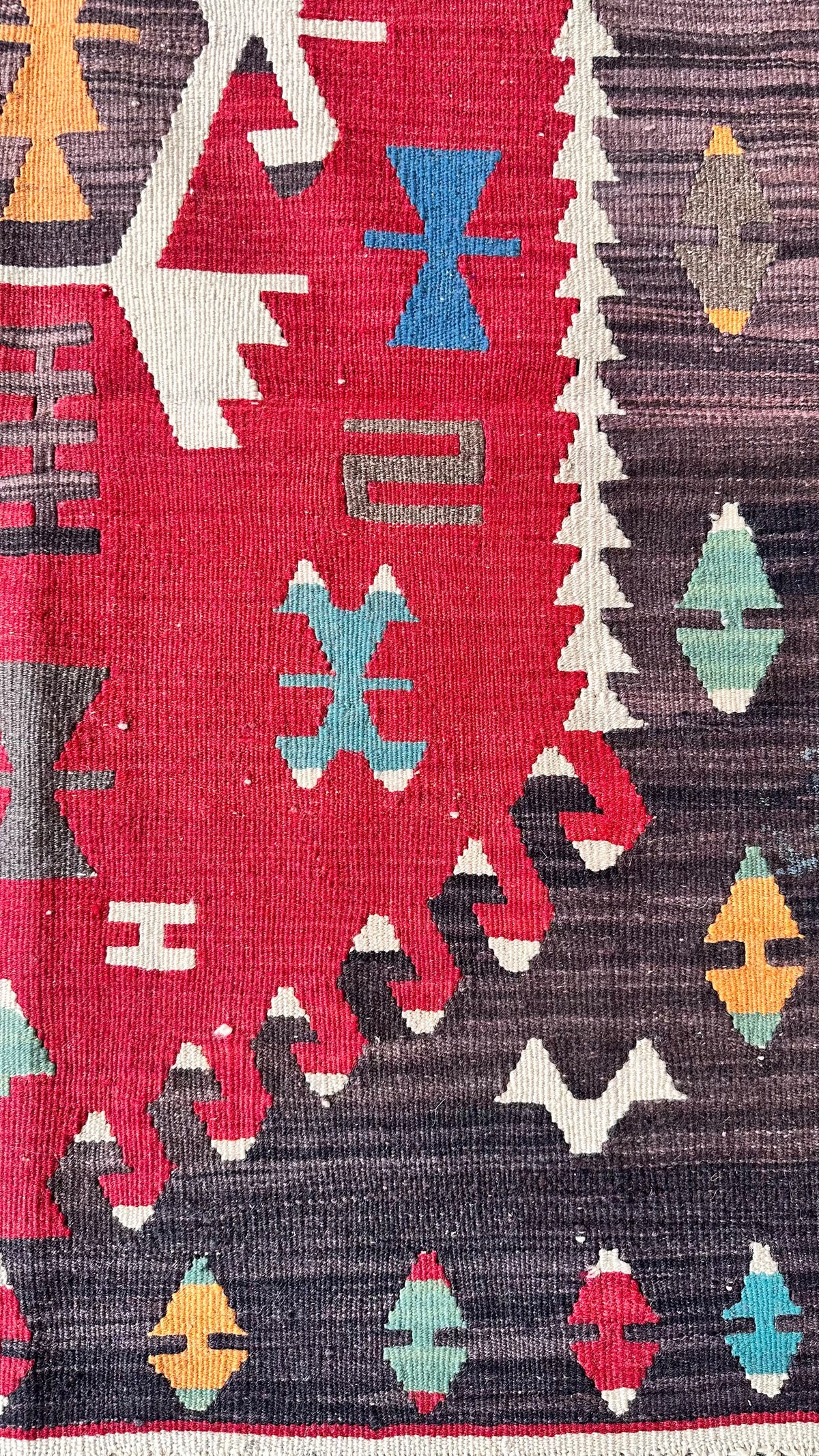 Vintage Oushak Kilim – Red & Charcoal · 83 × 107 cm