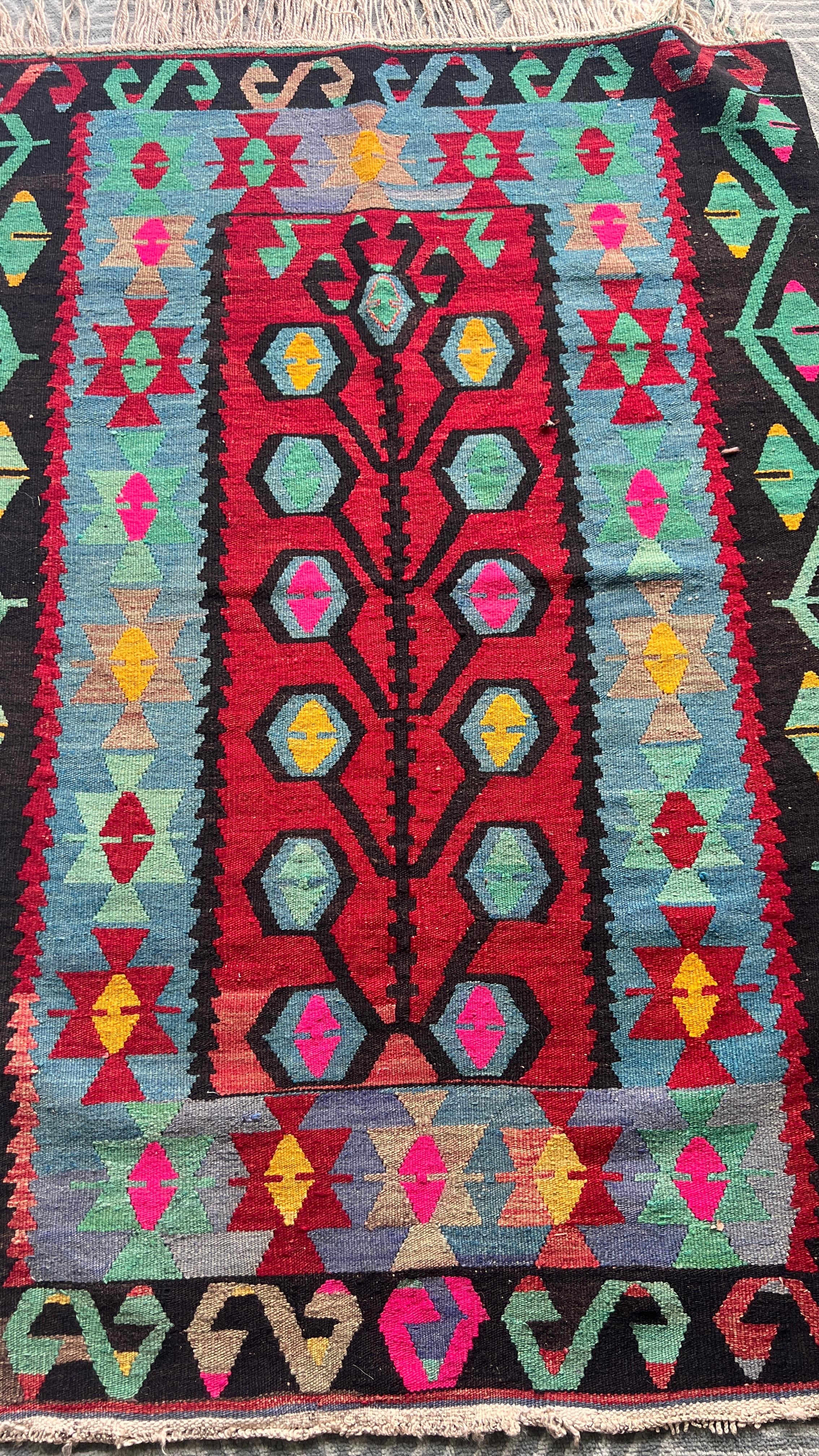 Handwoven Turkish Uşak Kilim – 100 × 140 cm – Colourful Tribal Wool Rug