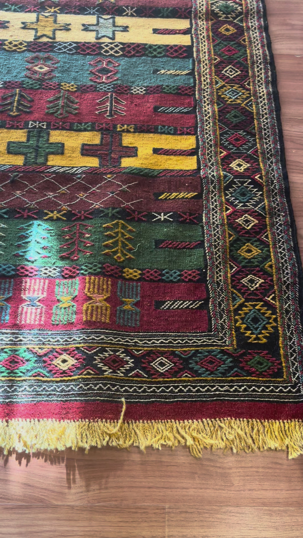 Turkish Kilim Rug – 133 × 192 cm – Handmade Wool – Raised Relief Weave – Anatolian Tribal Decor