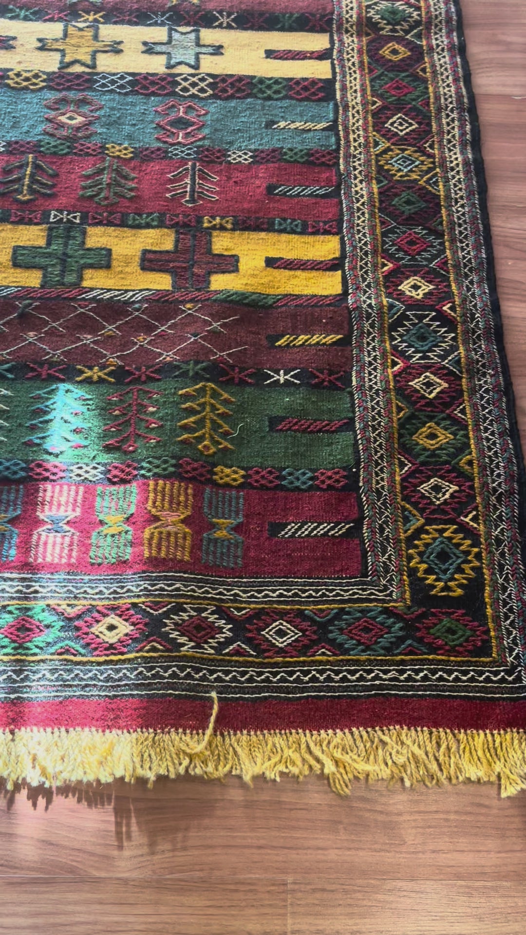 Turkish Kilim Rug – 133 × 192 cm – Handmade Wool – Raised Relief Weave – Anatolian Tribal Decor