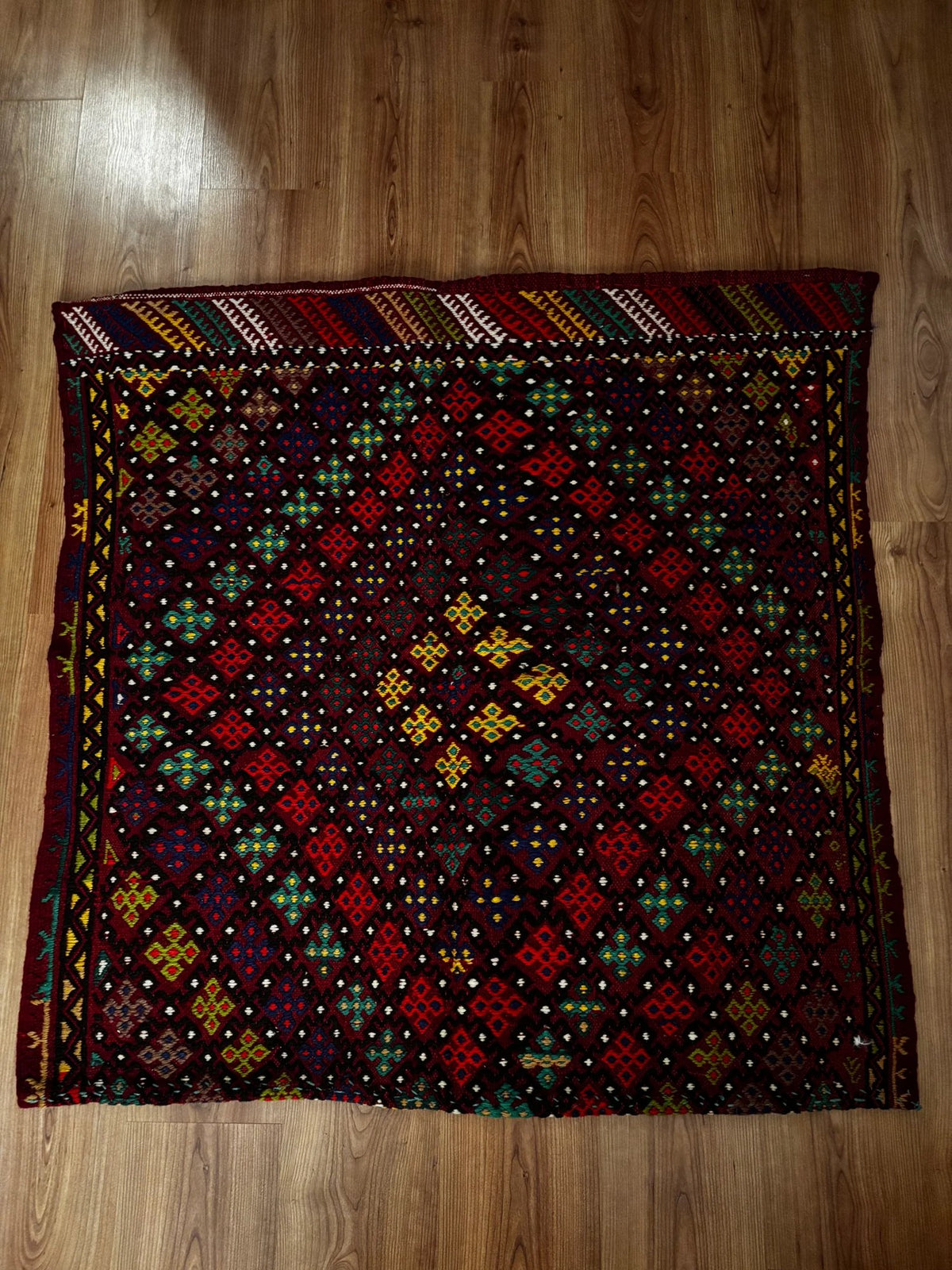 Vintage Aksaray Cicim Kilim, Burgundy, 110 × 112 cm – detail view 2